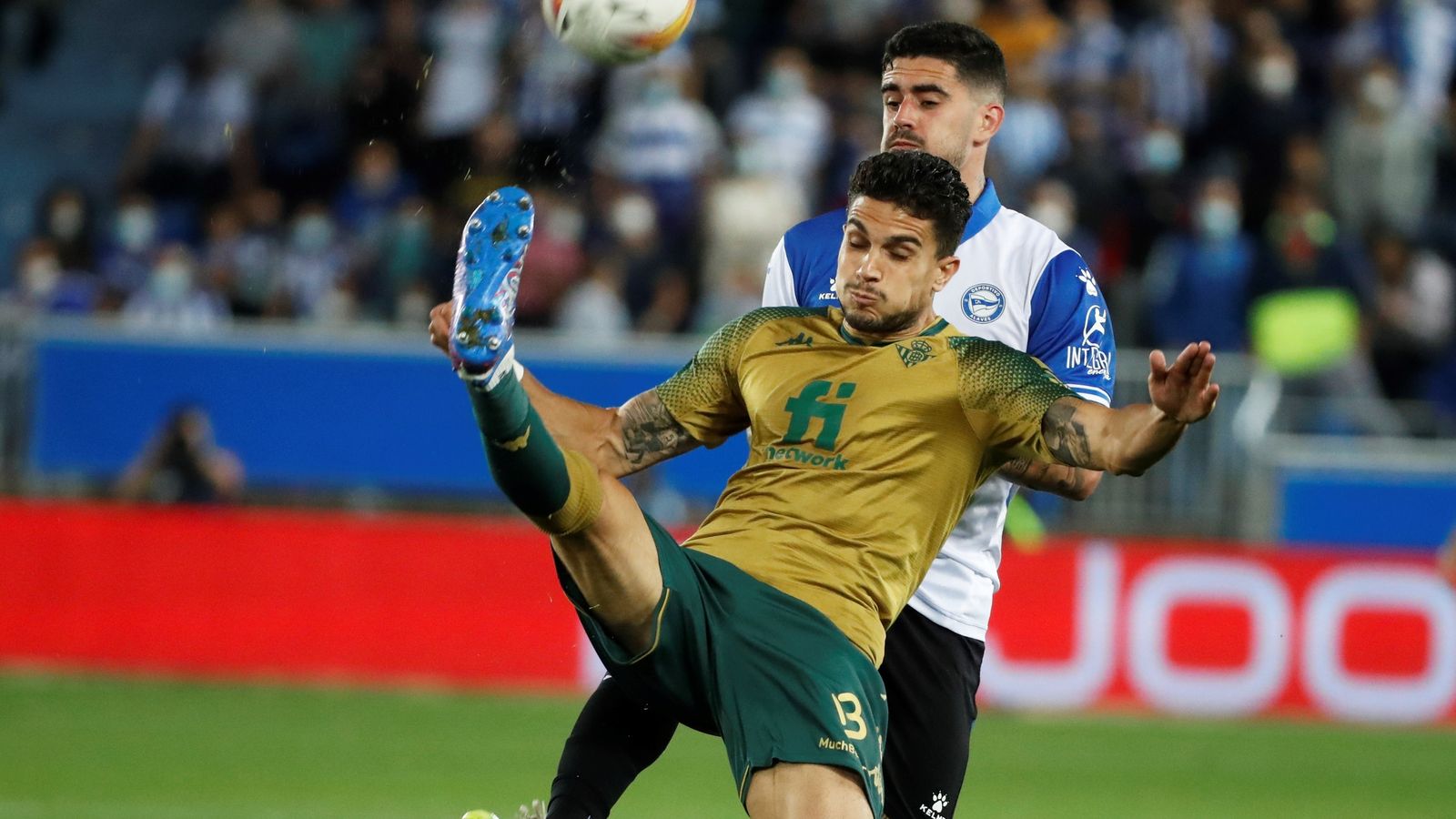 Marc Bartra, que regresó al once, despeja el balón.