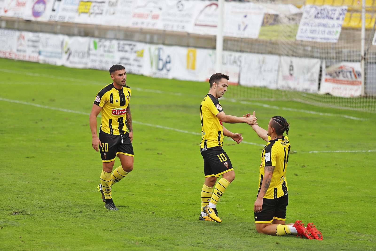 Imágenes del encuentro entre el San Roque de Lepe y UCAM Murcia