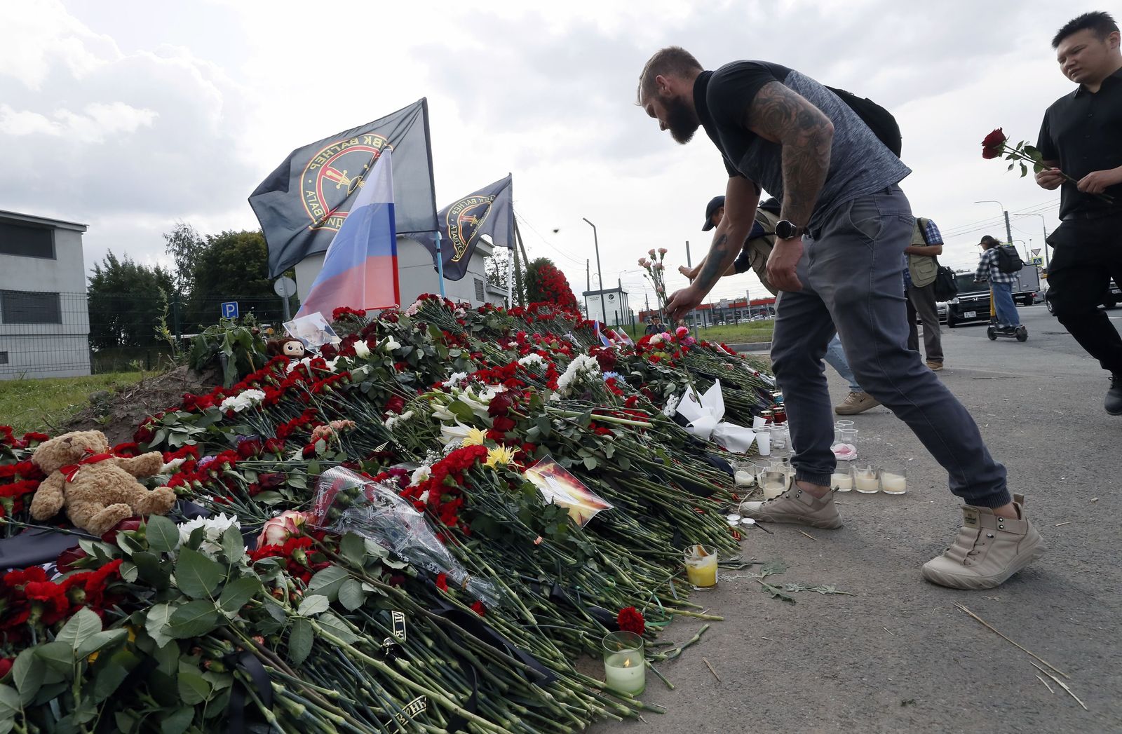 Ciudadanos depositan flores en un improvisado memorial junto a la sede del grupo Wagner en San Petersburgo.