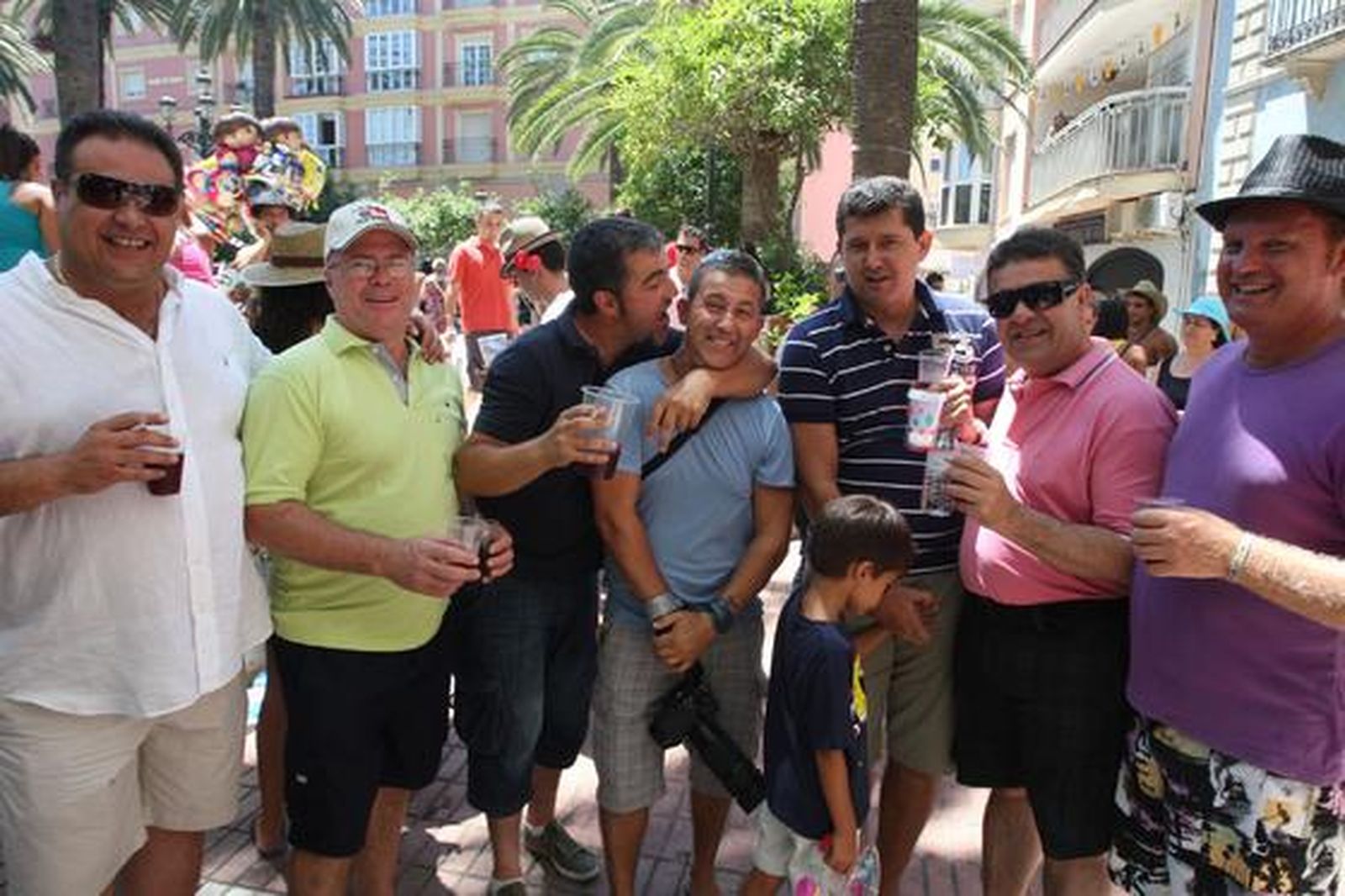 Un grupo de amigos disfruta del día en la plaza de Fariñas.

Foto: Paco Guerrero
