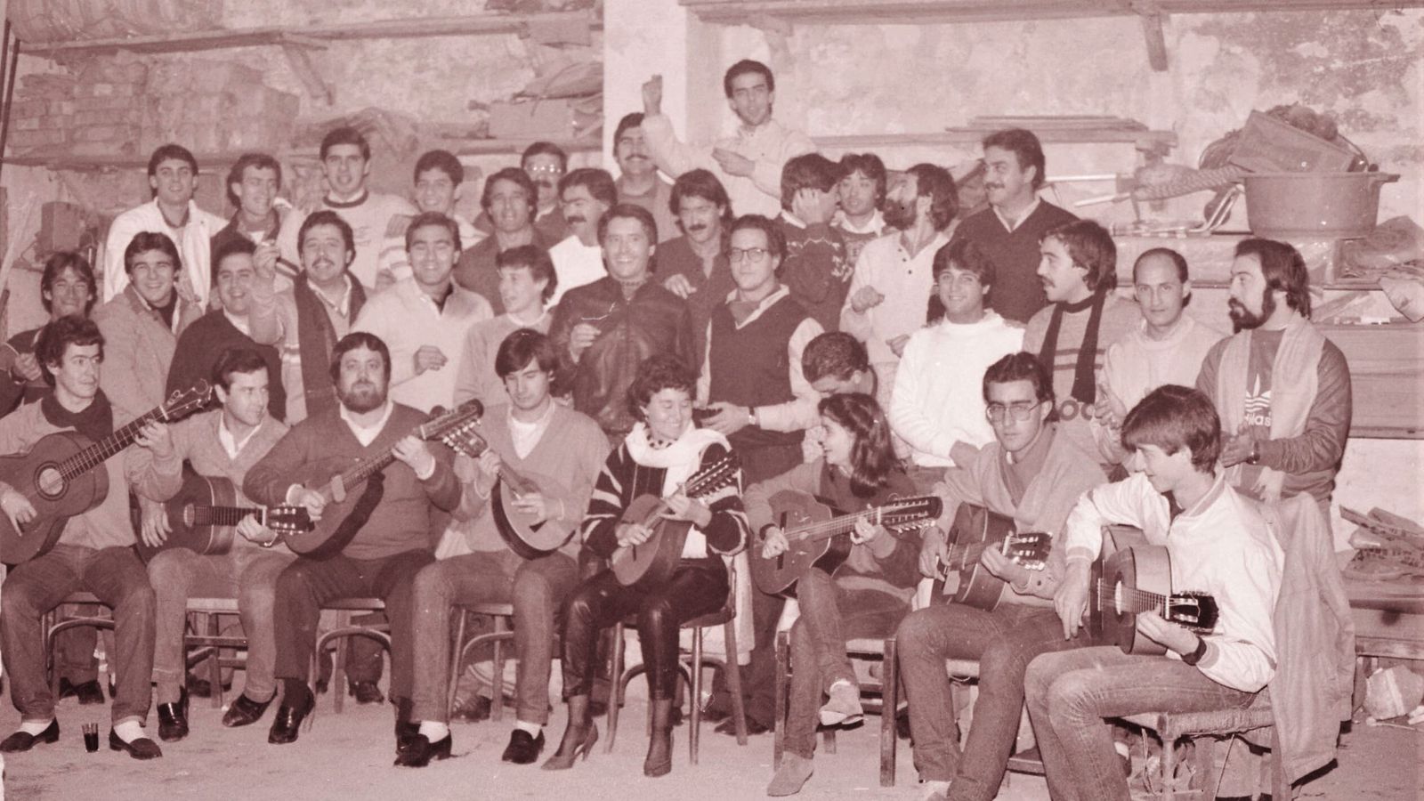 El coro 'La banda municipal', primer premio de 1985, en su local de ensayo.
