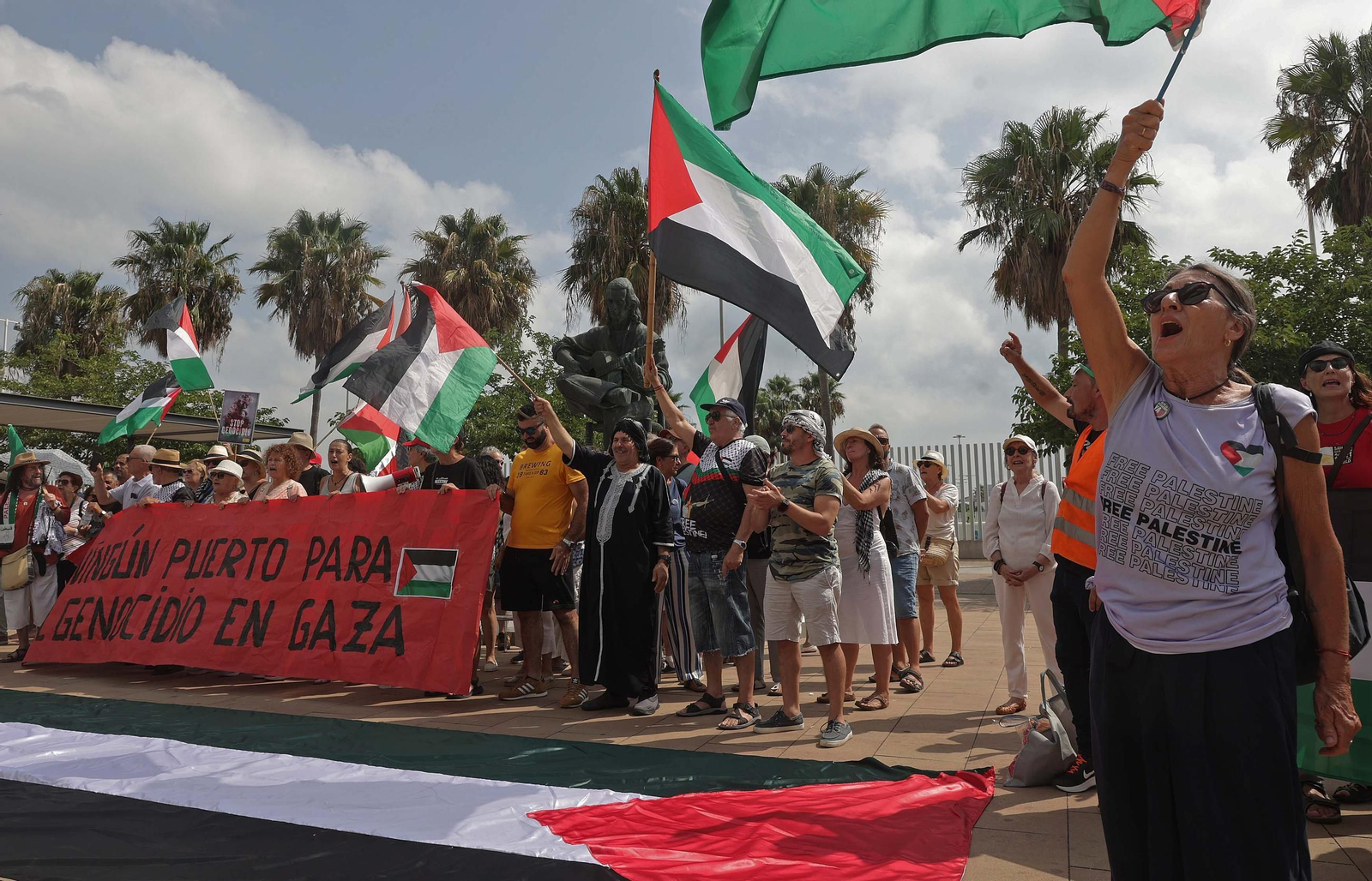 Fotos de la manifestación contra el uso del Puerto de Algeciras, para las operaciones de abastecimiento de Israel en la guerra con Gaza