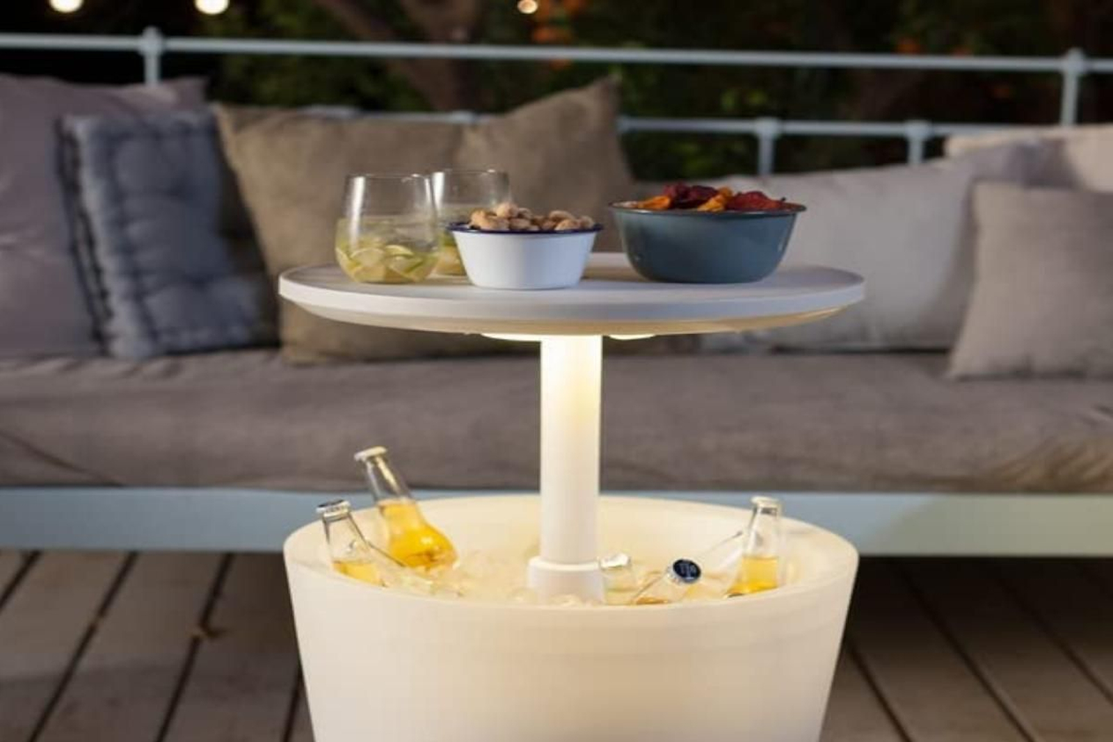 Pon tus bebidas y aperitivos favoritos en esta mesa para jardín disponible en Amazon con un 22% de descuento