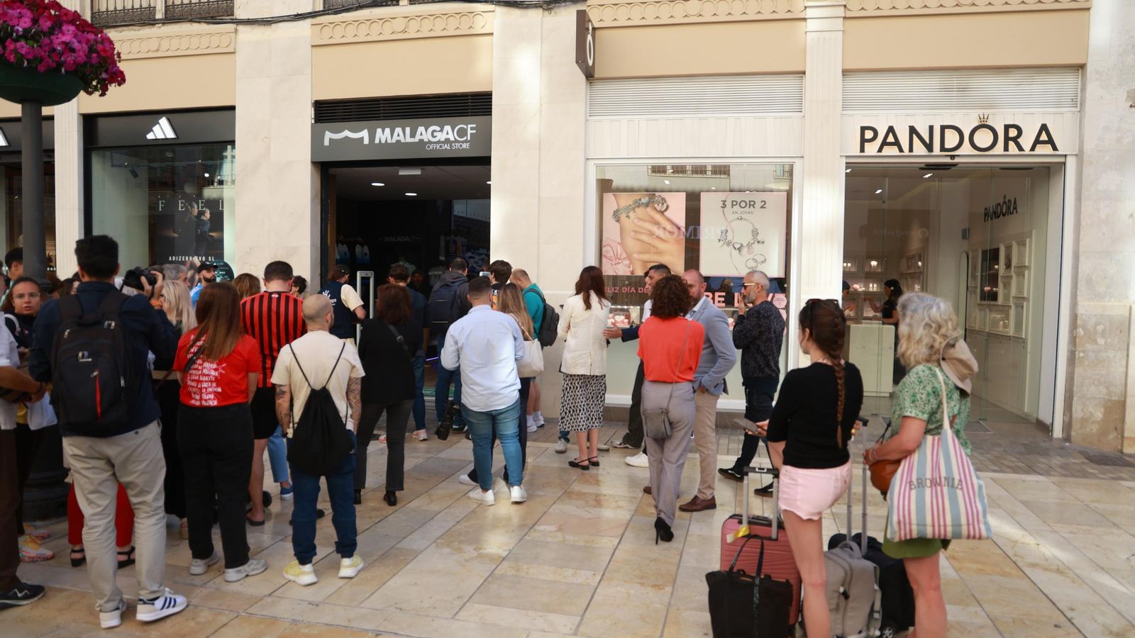La tienda del Málaga CF en Calle Larios, en fotos