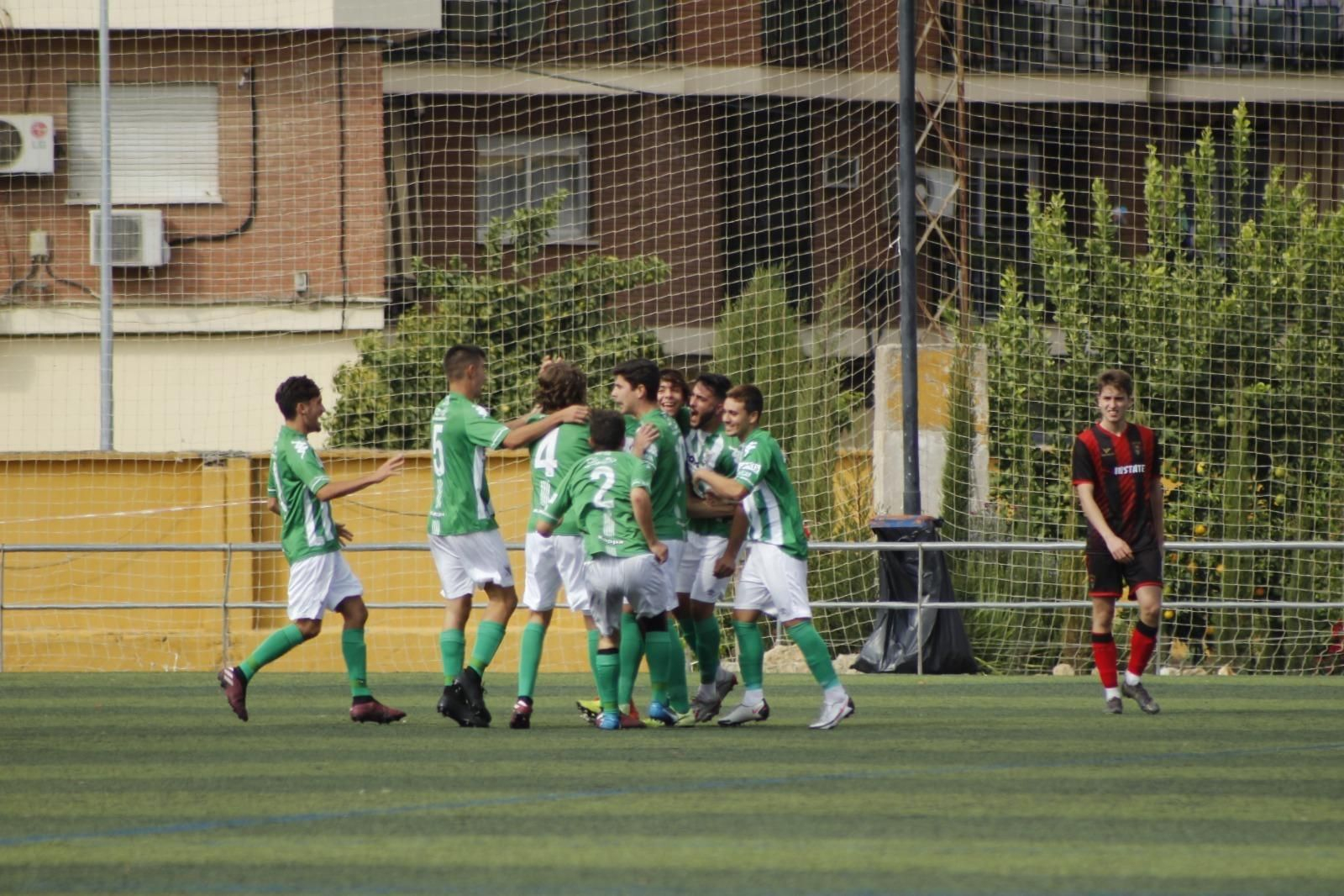 Los jugadores del Sanluqueño celebran un tanto en el Enrique Puga. Los jugadores del Sanluqueño celebran un tanto en el Enrique Puga.