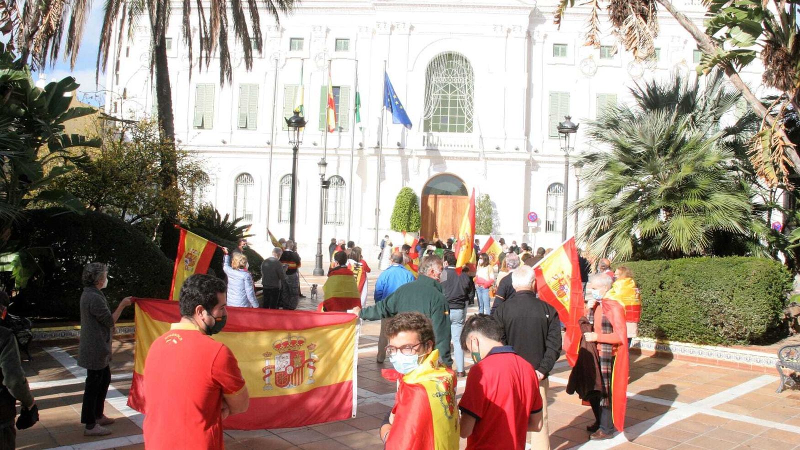 La concentración se celebró frente a la fachada principal del Ayuntamiento, en la plaza Isaac Peral.