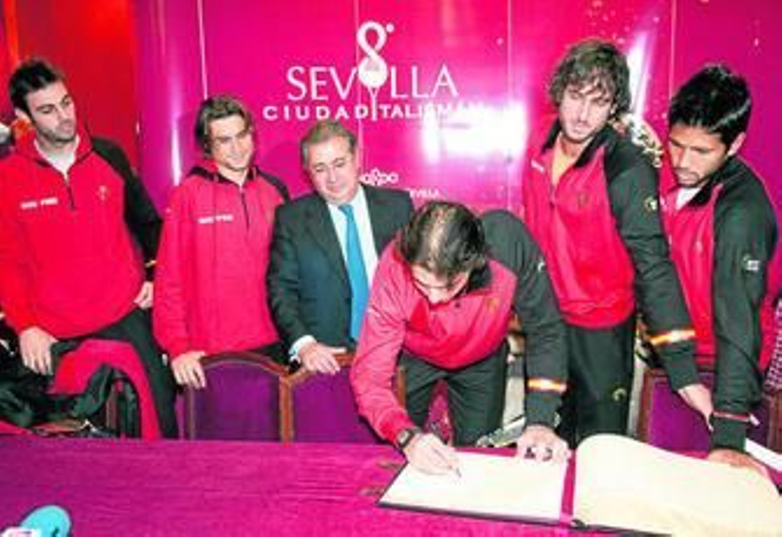 El equipo español de Copa Davis firmó ayer al completo en el libro de honor del Ayuntamiento de Sevilla.