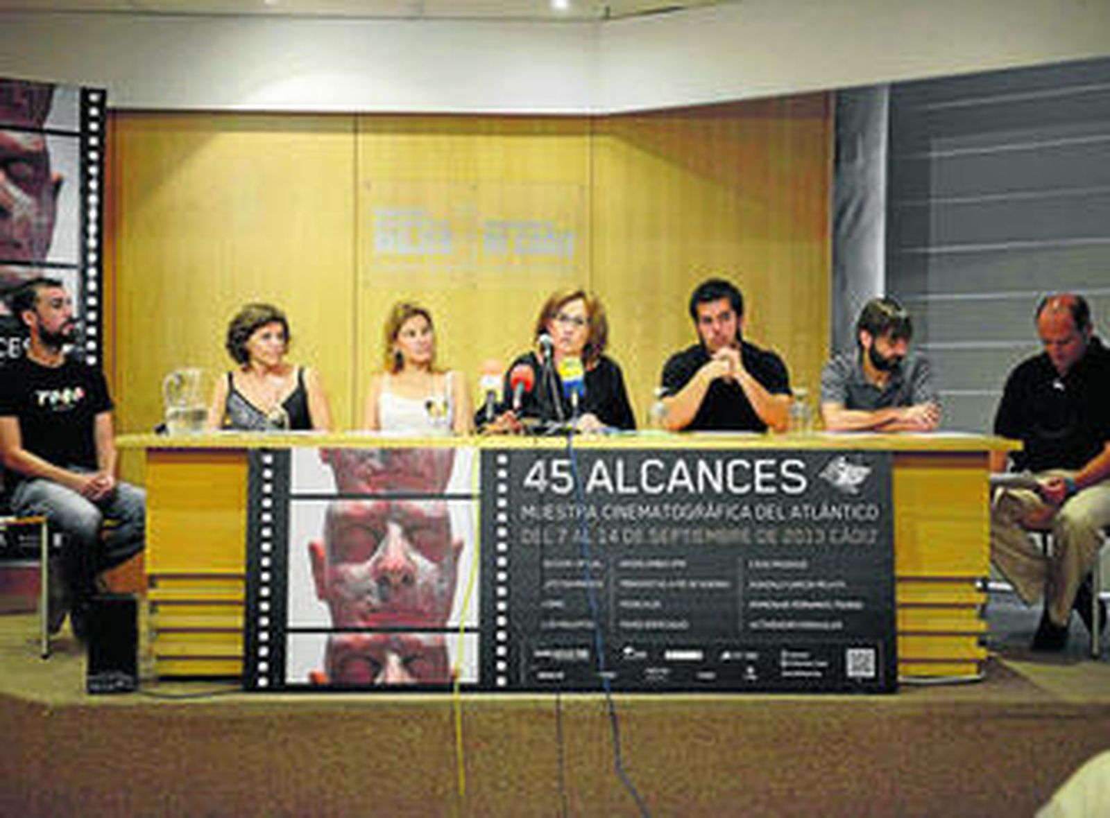 La coordinadora de Alcances, Vega López, anuncia el palmarés rodeada por el jurado de la 45ª edición de la Muestra Cinematográfica del Atlántico.