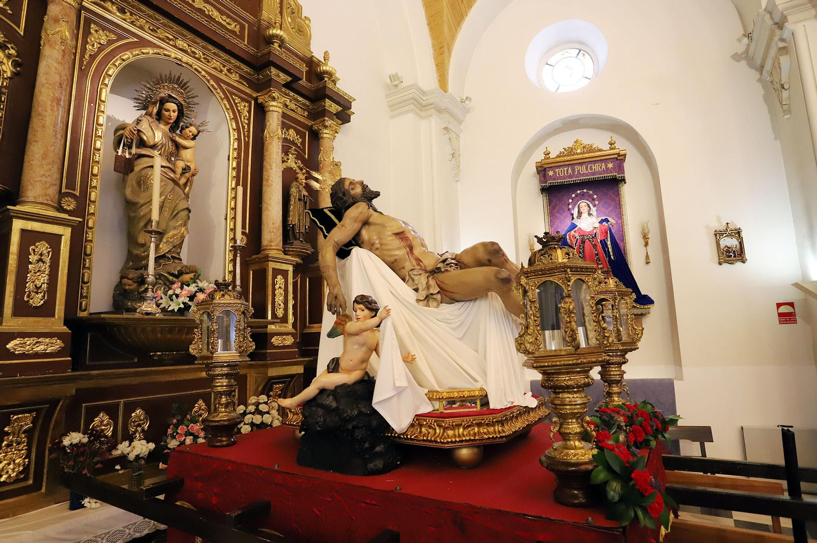 El Cristo de la Providencia de la Hermandad de la Santa Cruz en la iglesia de la Concepción. El Cristo de la Providencia de la Hermandad de la Santa Cruz en la iglesia de la Concepción.