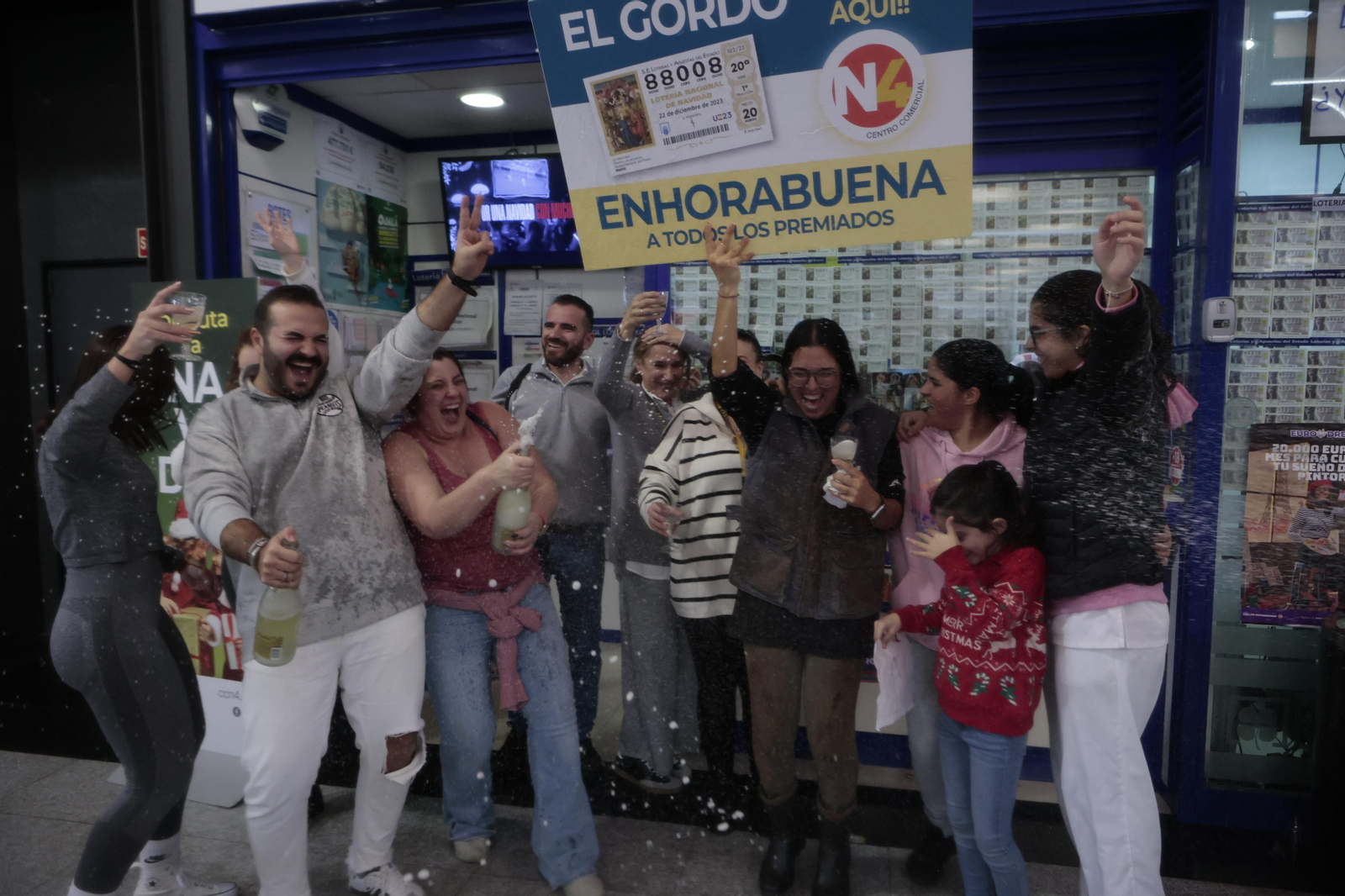 Alegría entre los premiados con el Gordo de la Lotería de Navidad
