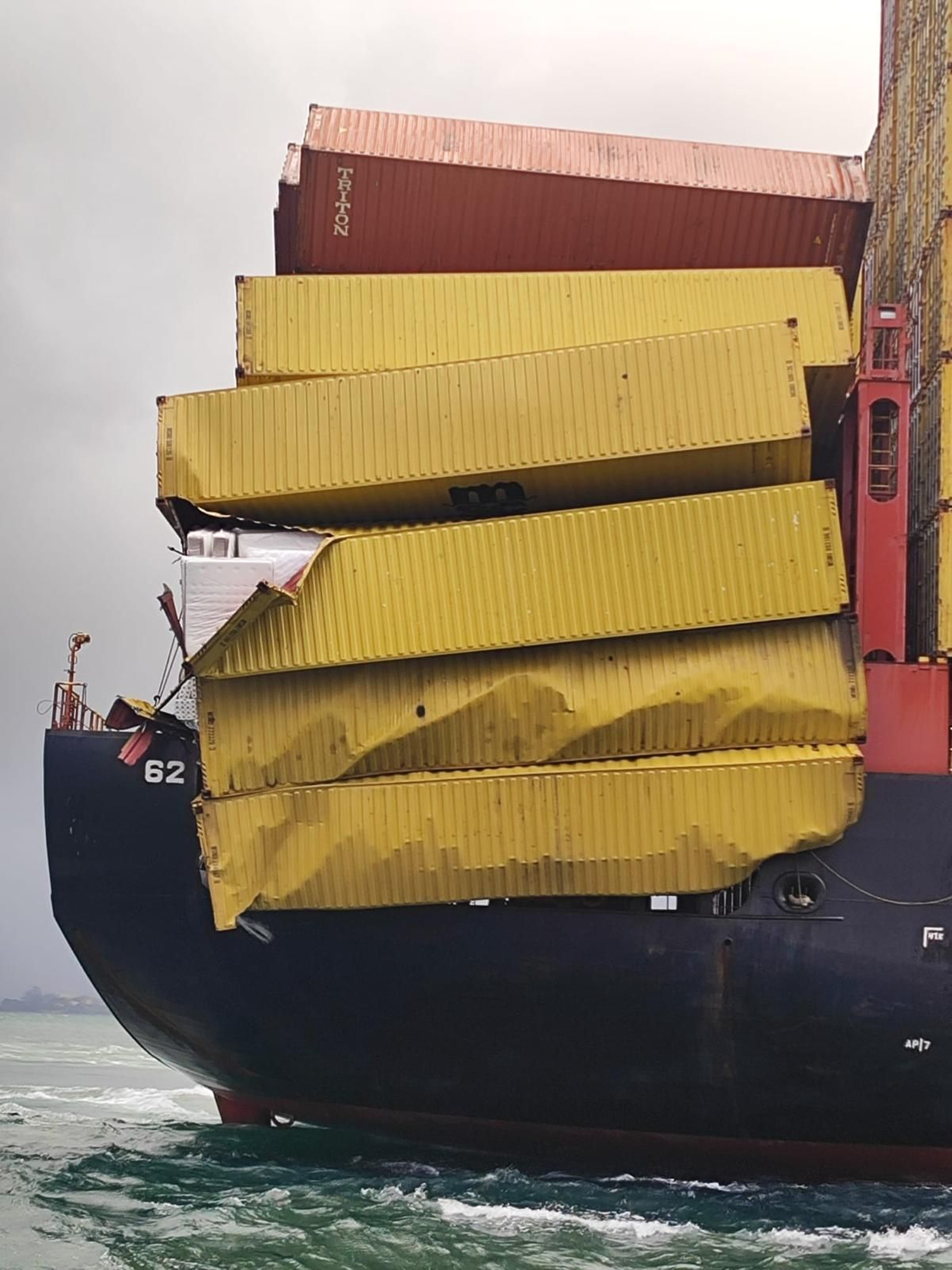 Así han quedado los contenedores del 'MSC Houston' tras sufrir un golpe de mar