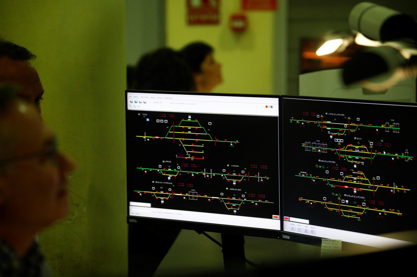 Un día de trabajo en el Centro de Regulación de Circulación de la estación de Córdoba, en imágenes