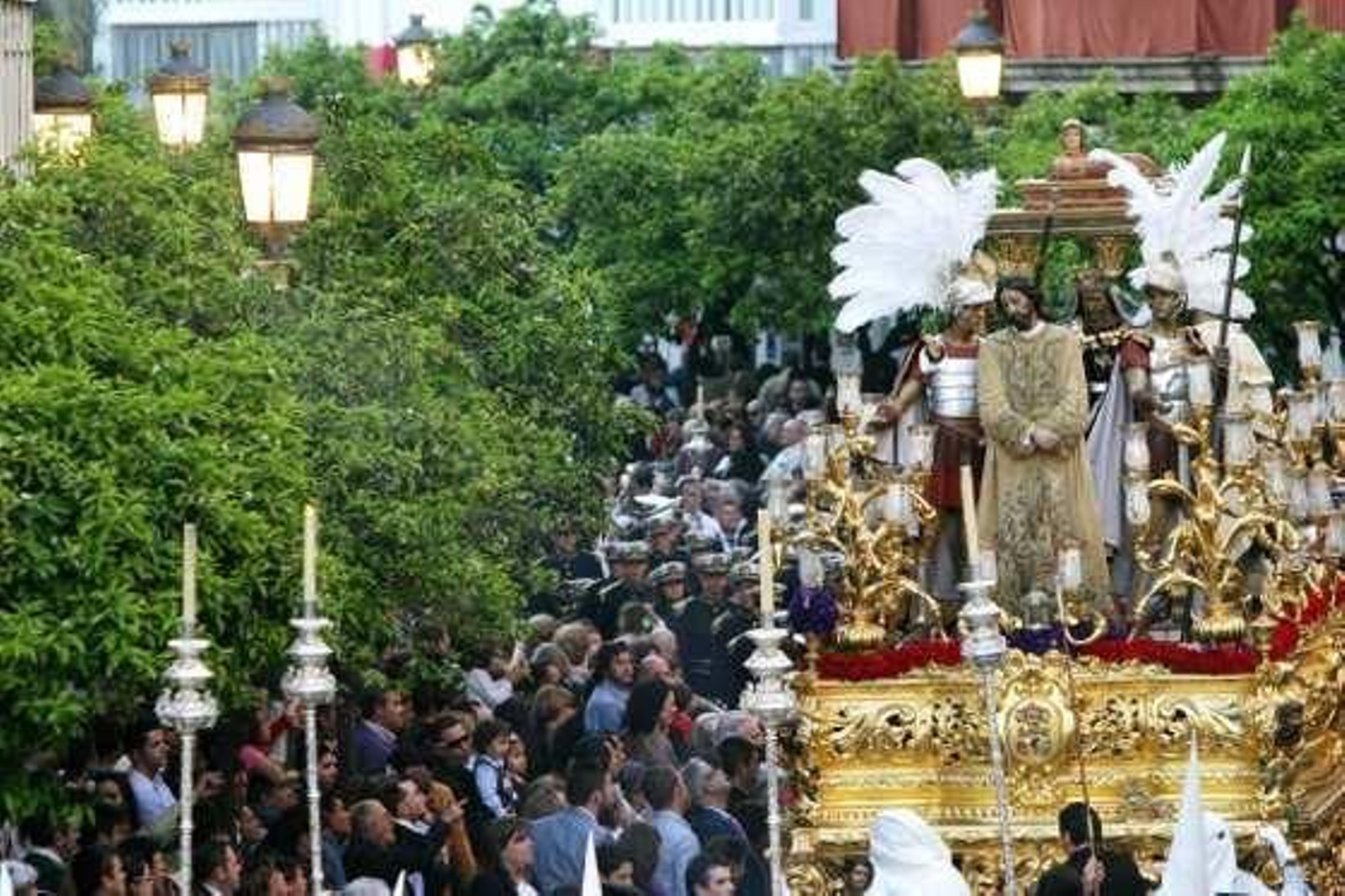 El soberbio paso de misterio de la hermandad del Transporte, encarando los primeros metros de la calle Larga.

Foto: Vanesa Lobo