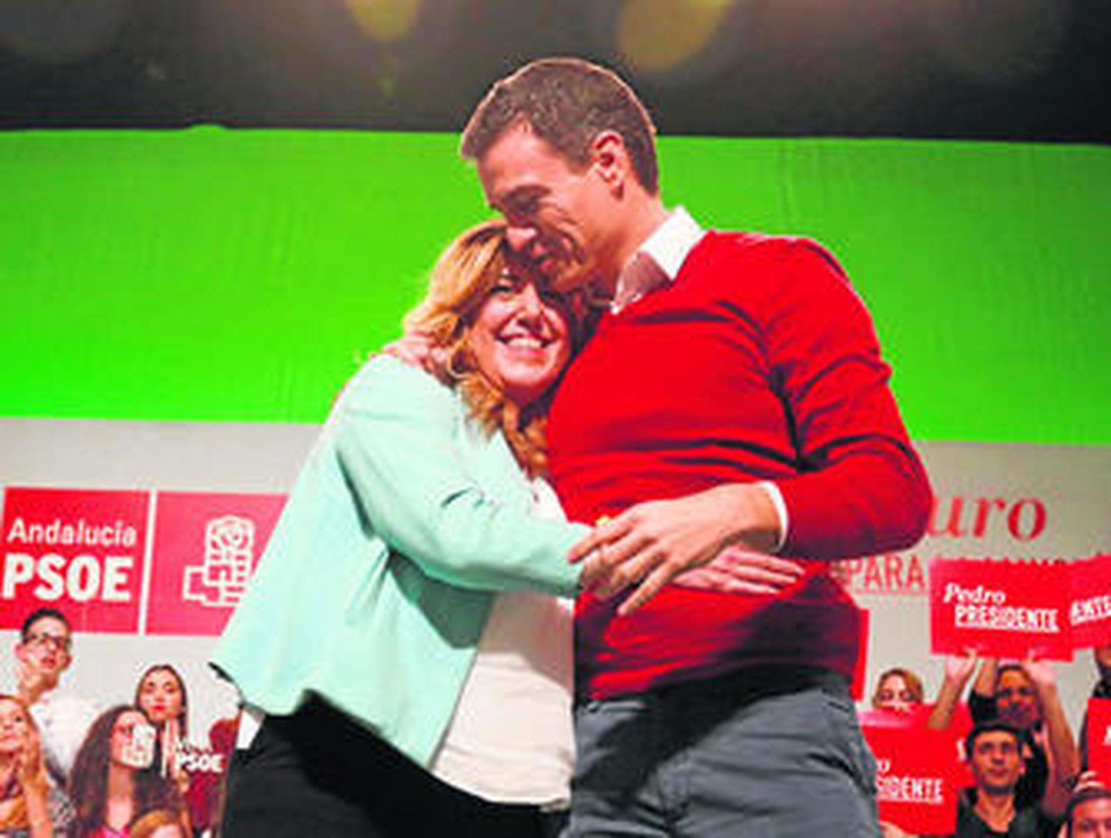 Pedro Sánchez y Susana Díaz, anoche, en el mitin de Torremolinos.