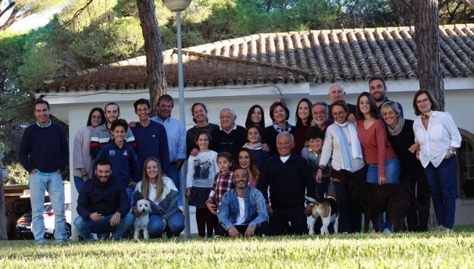 El homenajeado Ricardo Laínez Ayarzagüena con sus hijos Ricardo, Juncal, Macarena, Juan Francisco y Milagros Laínez Ruiz, Mari Ro Cano, Javier Picazo, Jorge Domenech, Guaría Moreno, Javier García, Ignacio, Pablo, María y Gonzalo Laínez, Juncal y Macarena Picazo, Carlota y Yago Domench, Jaime, Arturo y Carmen Laínez, Carla García, Daniel Lucía, Tere Fuentes, Diana Marín y la benjamina de la familia Julia Lucía Laínez.