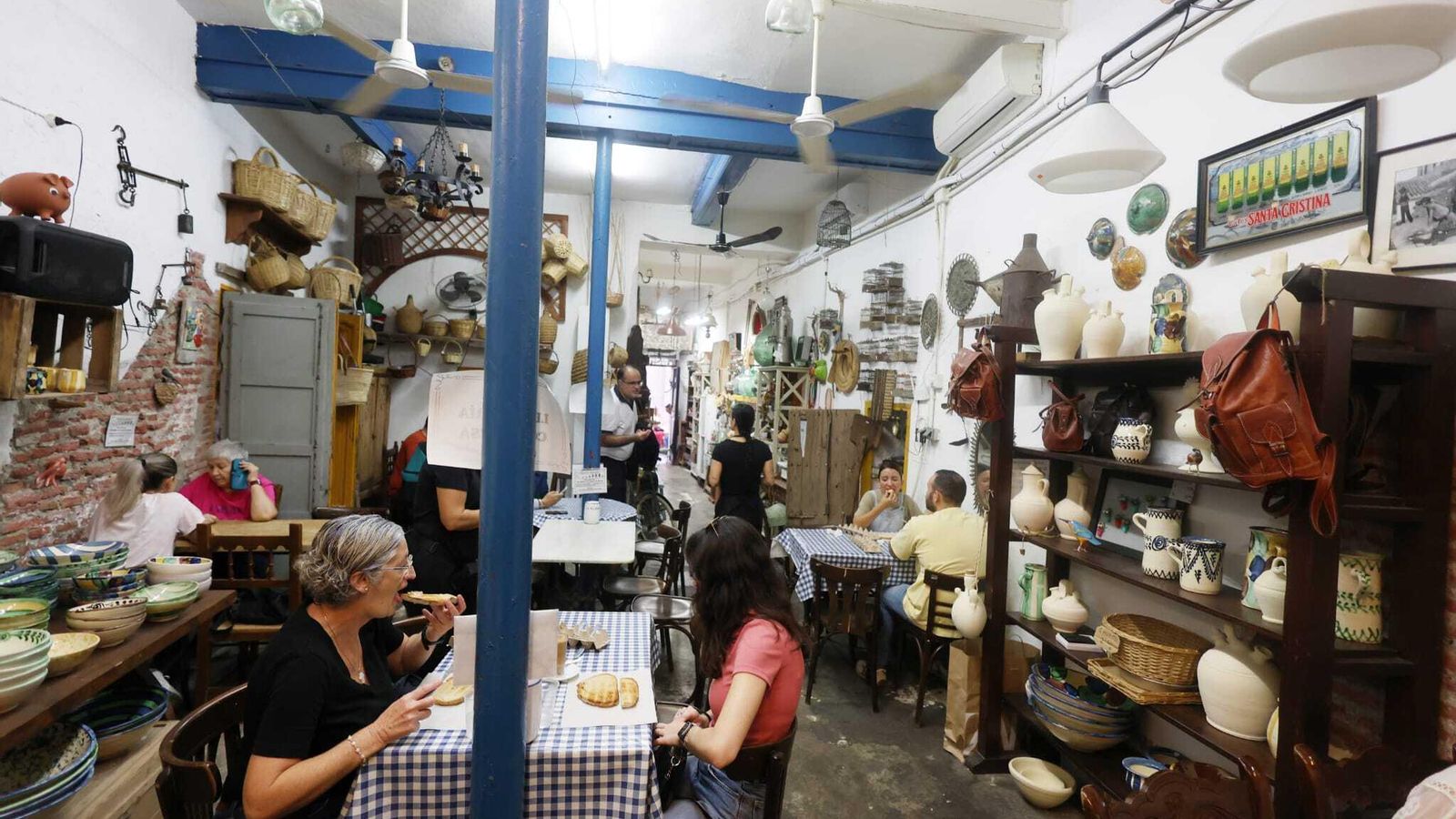 Las colas diarias por un desayuno en La Recova en el centro de Málaga Las colas diarias por un desayuno en La Recova en el centro de Málaga