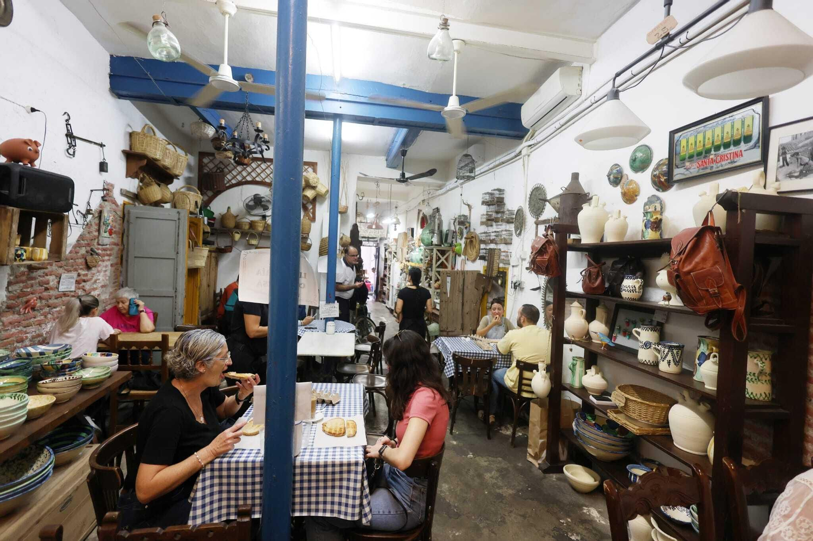 Las colas diarias por un desayuno en La Recova en el centro de Málaga