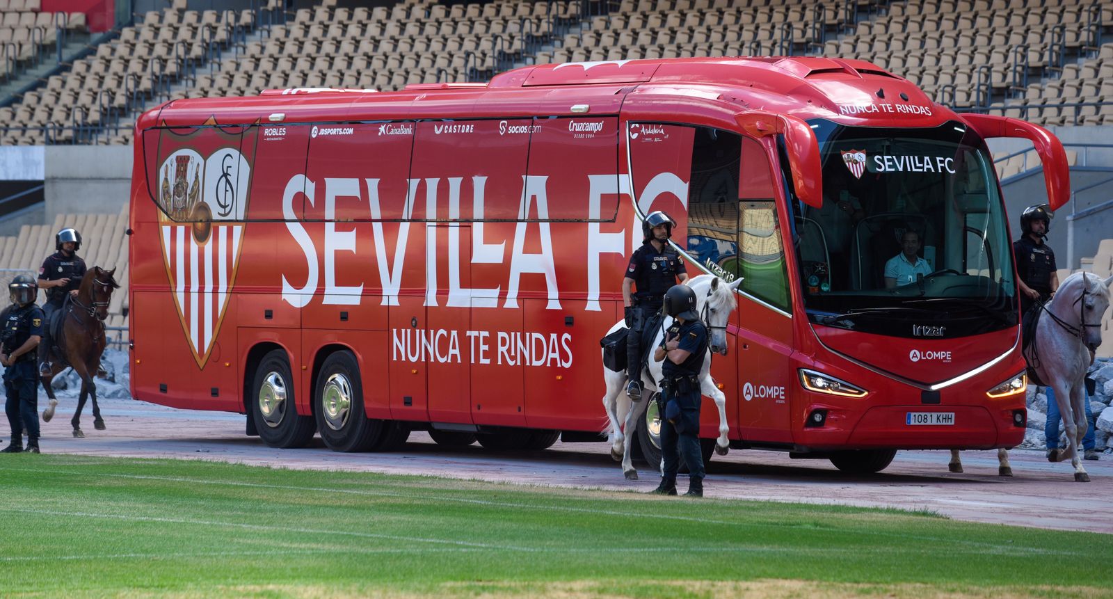 La exhibición policial con participación de la Unidad Aérea, Guías Caninos y Caballería, en imágenes