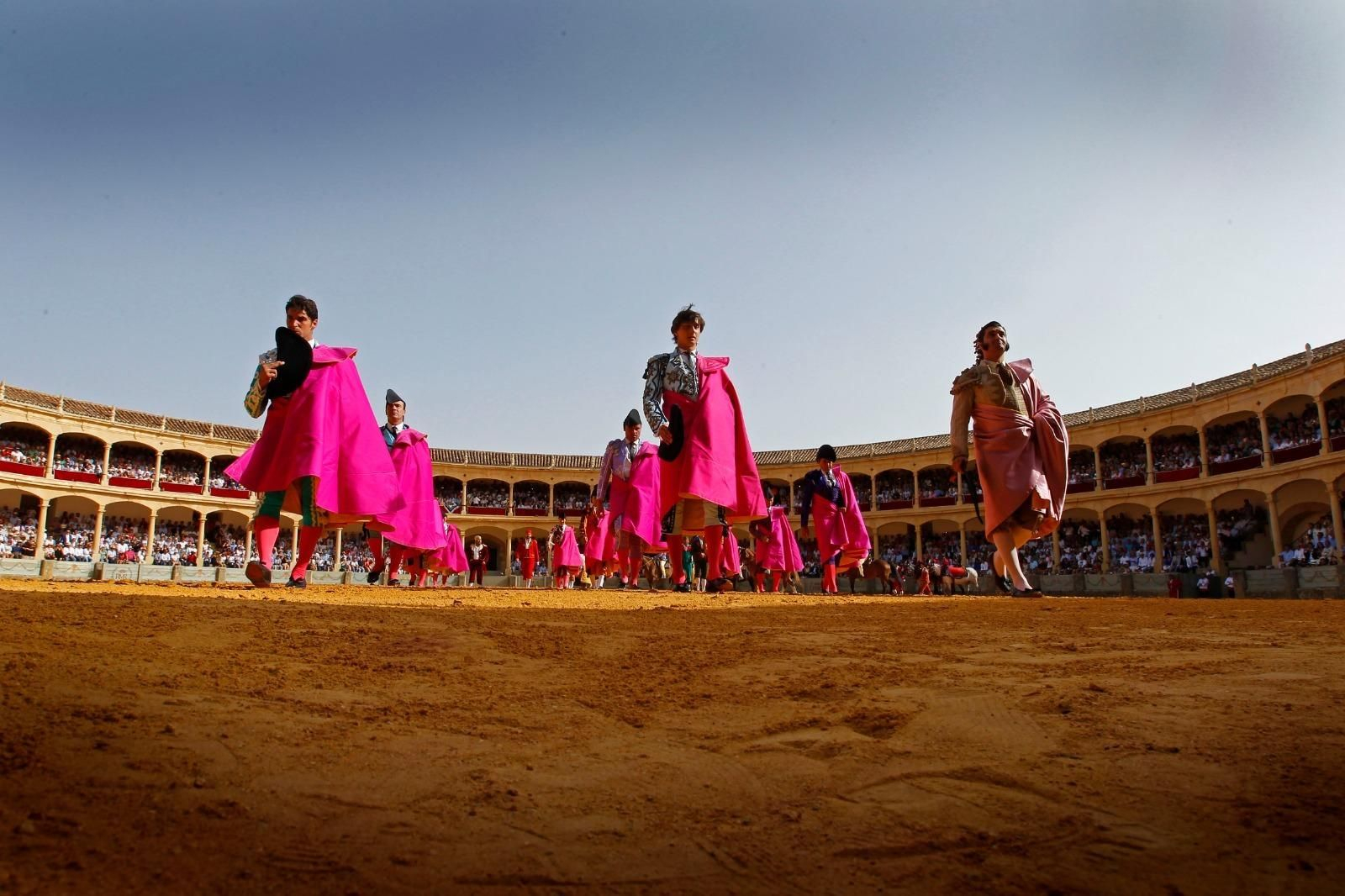 De izquierda a derecha, Cayetano, Roca Rey y Morante hacen en paseíllo en la Maestranza (Archivo)