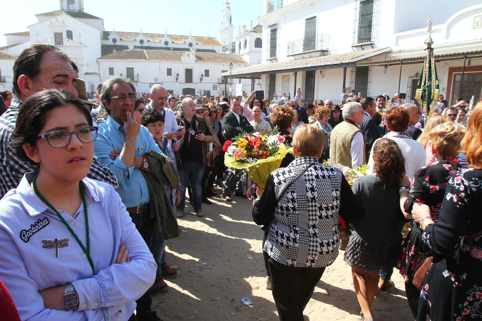 La Hermandad de Huelva se presenta ante la Virgen del Rocío en su peregrinación a la aldea almonteña