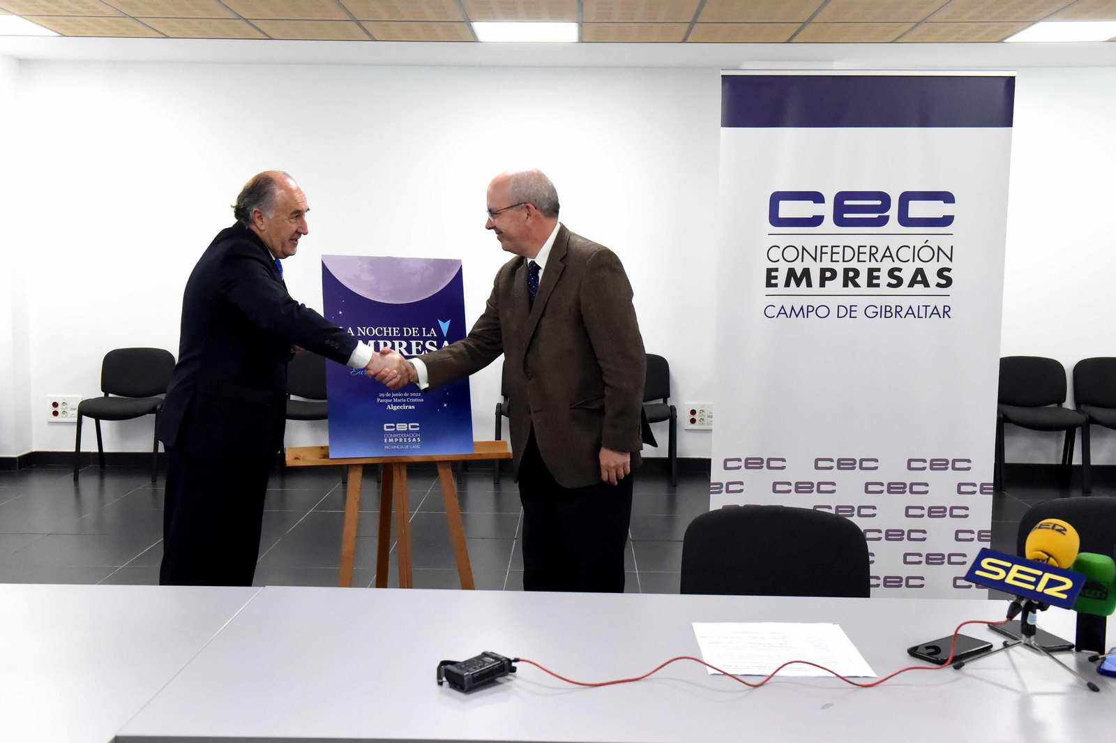 Landaluce y Sánchez Rojas se estrechan la mano.