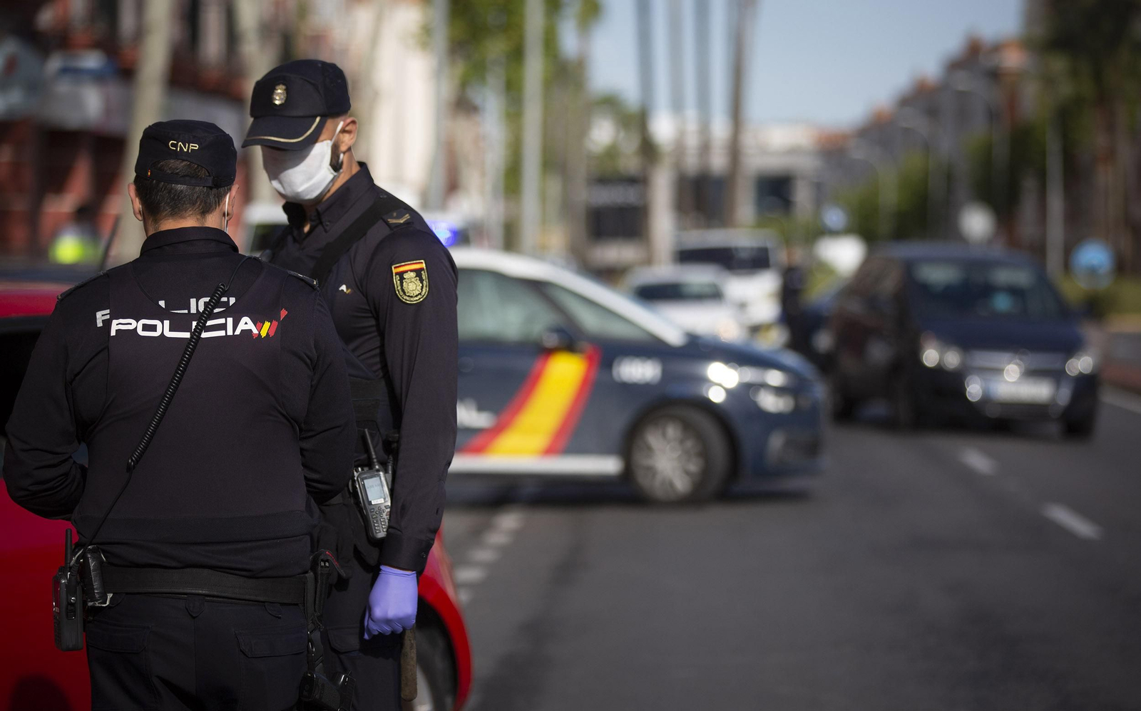 Dos agentes de la Policía Nacional realizan un control.