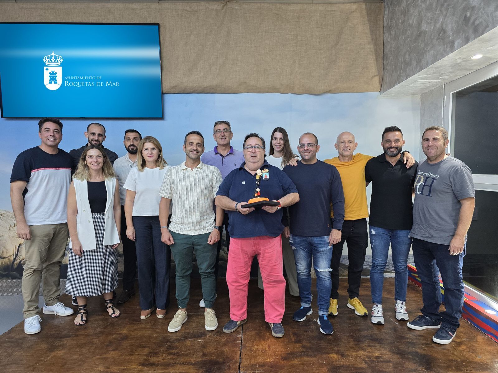 Foto de familia del jurado de la XX Gala del Deporte de Roquetas de Mar después de reunirse para decidir a los ganadores.