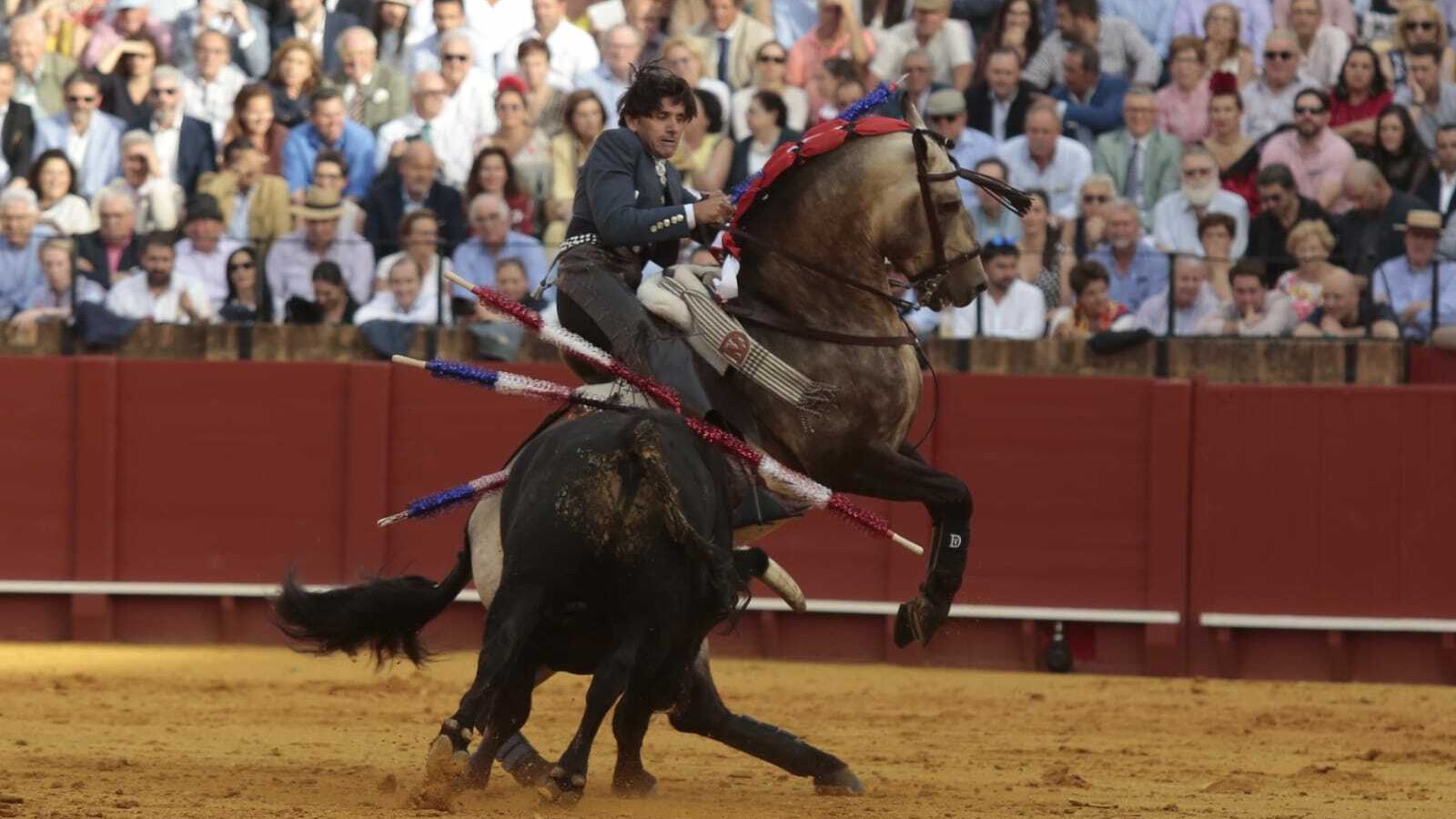 Diego Ventura montando a 'Sueño' en su segundo toro.