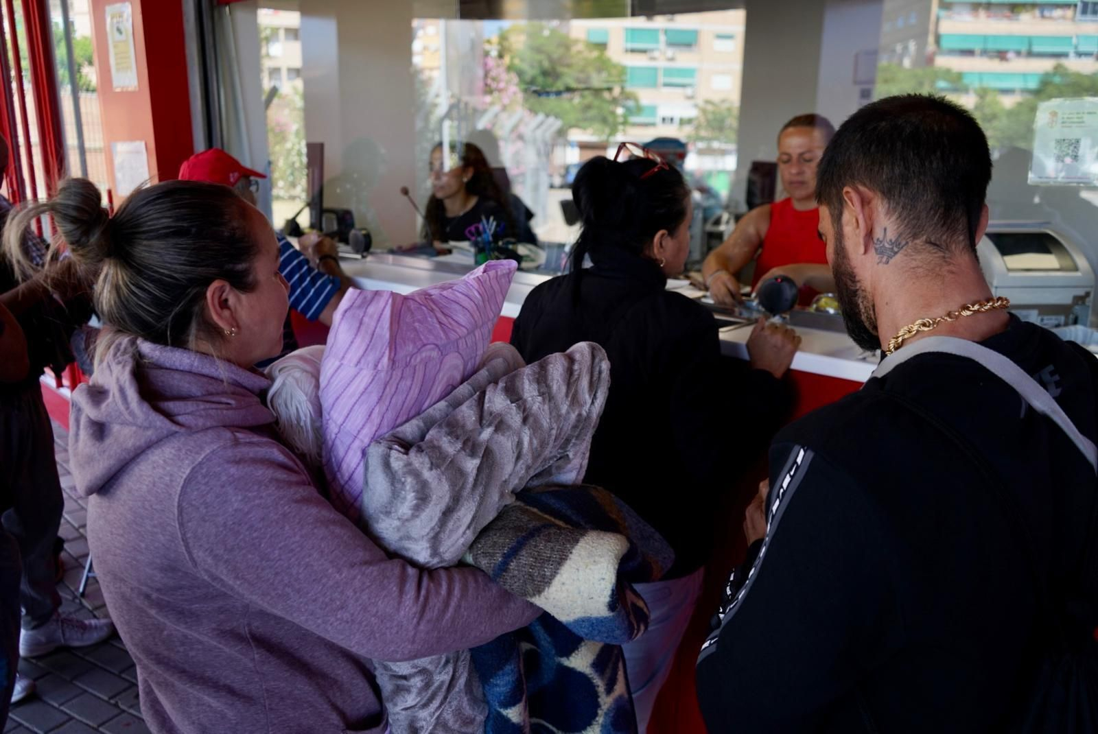En imágenes: Las colas para conseguir una entrada del Granada - Lugo