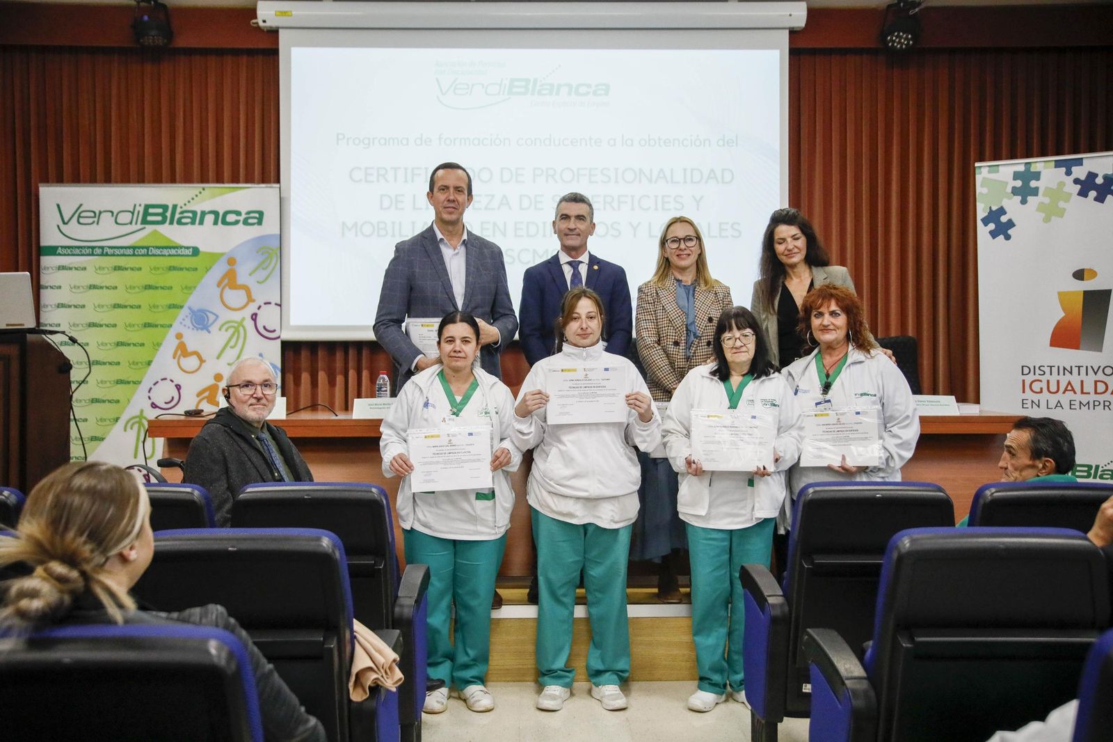 Imágenes de la enterga de certificado de profesionalidad de limpieza de superficies y mobiliarios de VerdiBlanca en la Universidad de Almería