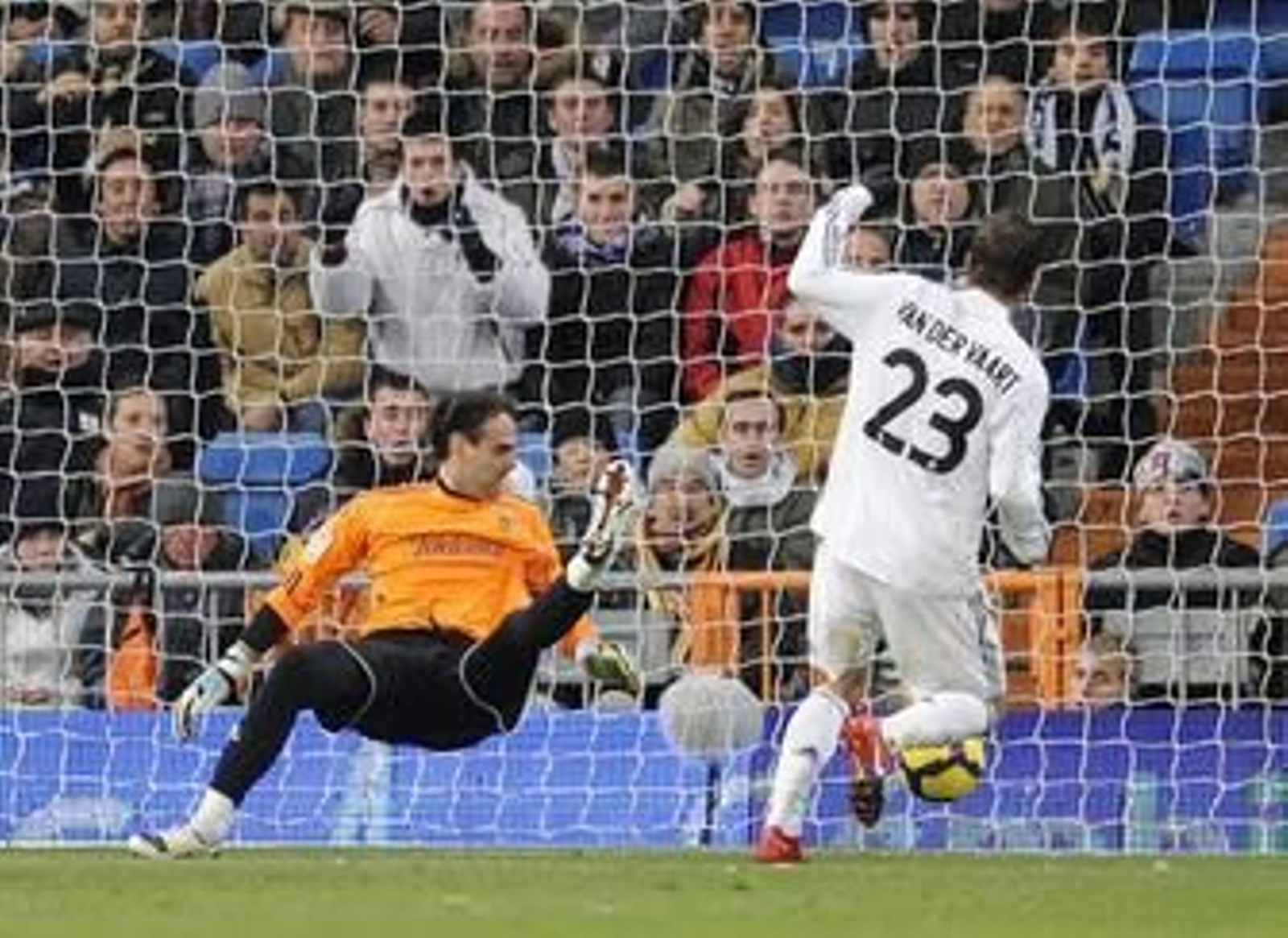 Van der Vaart supera al ex recreativista López Vallejo y anota uno de los goles ante el Zaragoza. Van der Vaart supera al ex recreativista López Vallejo y anota uno de los goles ante el Zaragoza.