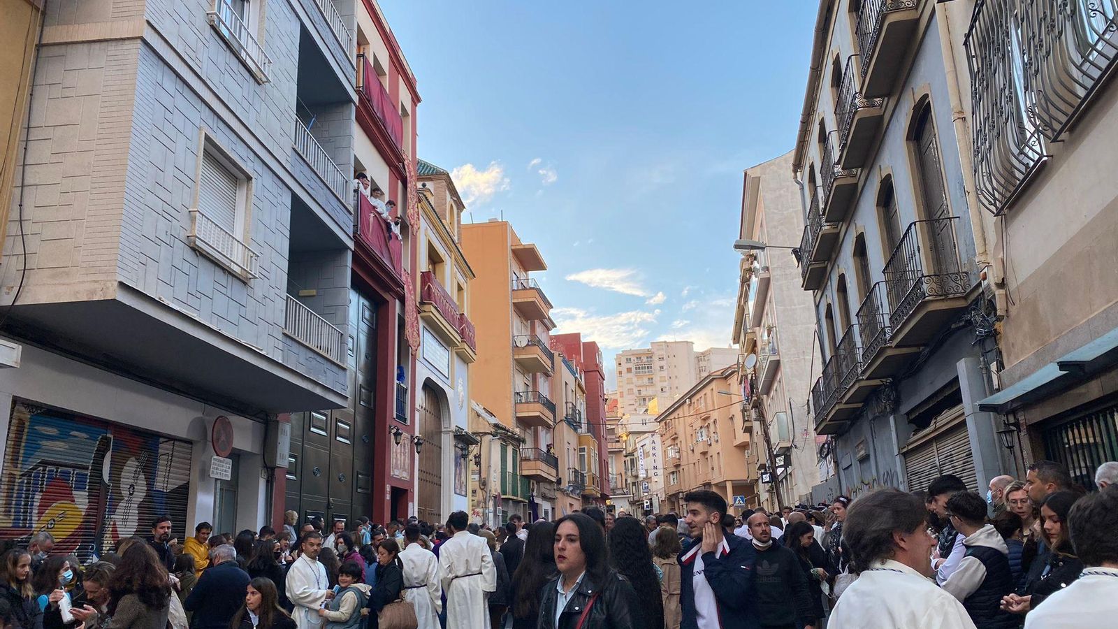 Numerosas personas se reúnen en el entorno de calle Frailes para la salida de Sentencia.