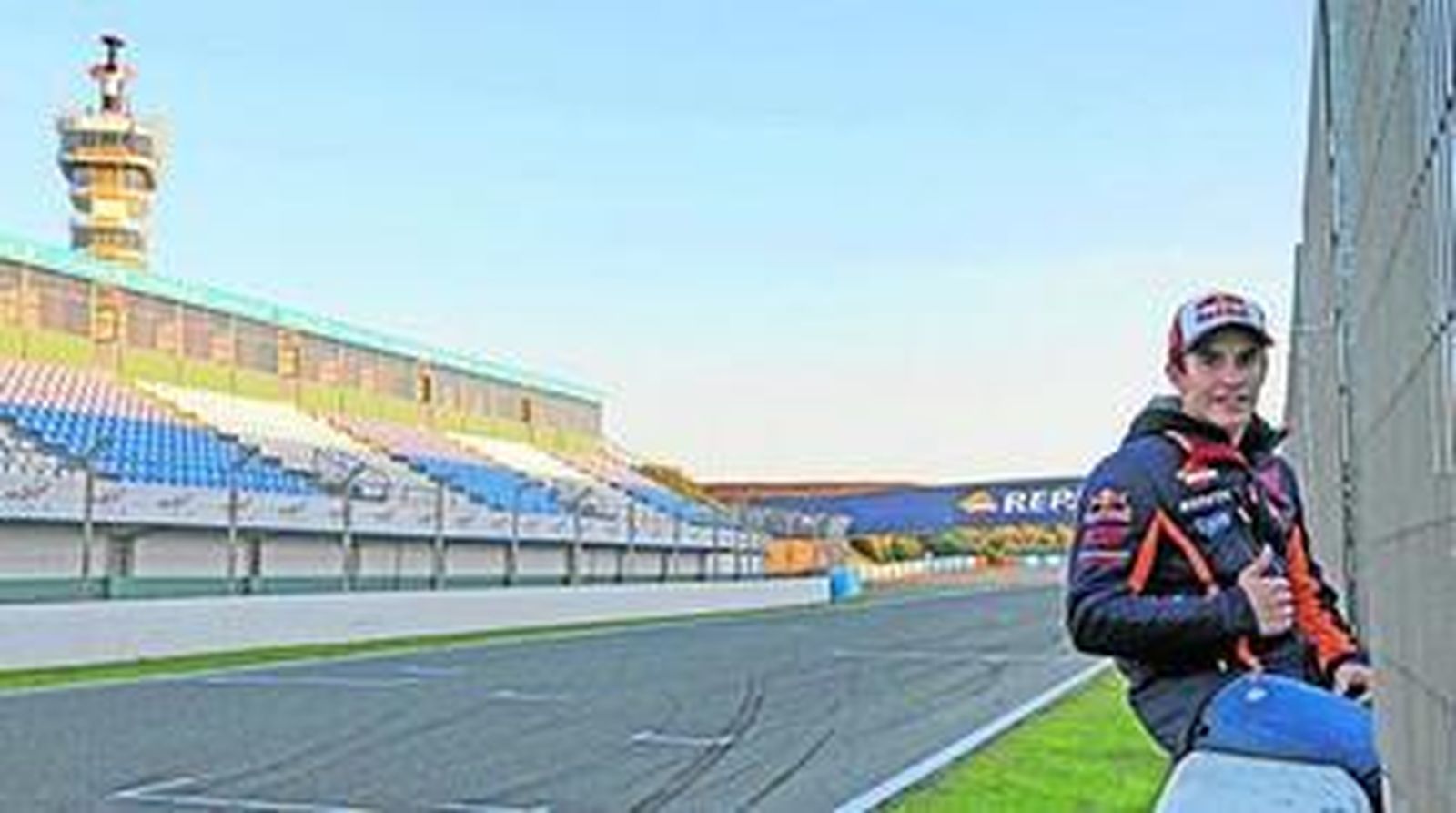 Marc Márquez, posando en el muro del 'pit-lane' del Circuito de Jerez, donde está probando su Honda de cara al Campeonato del Mundo de 2016.