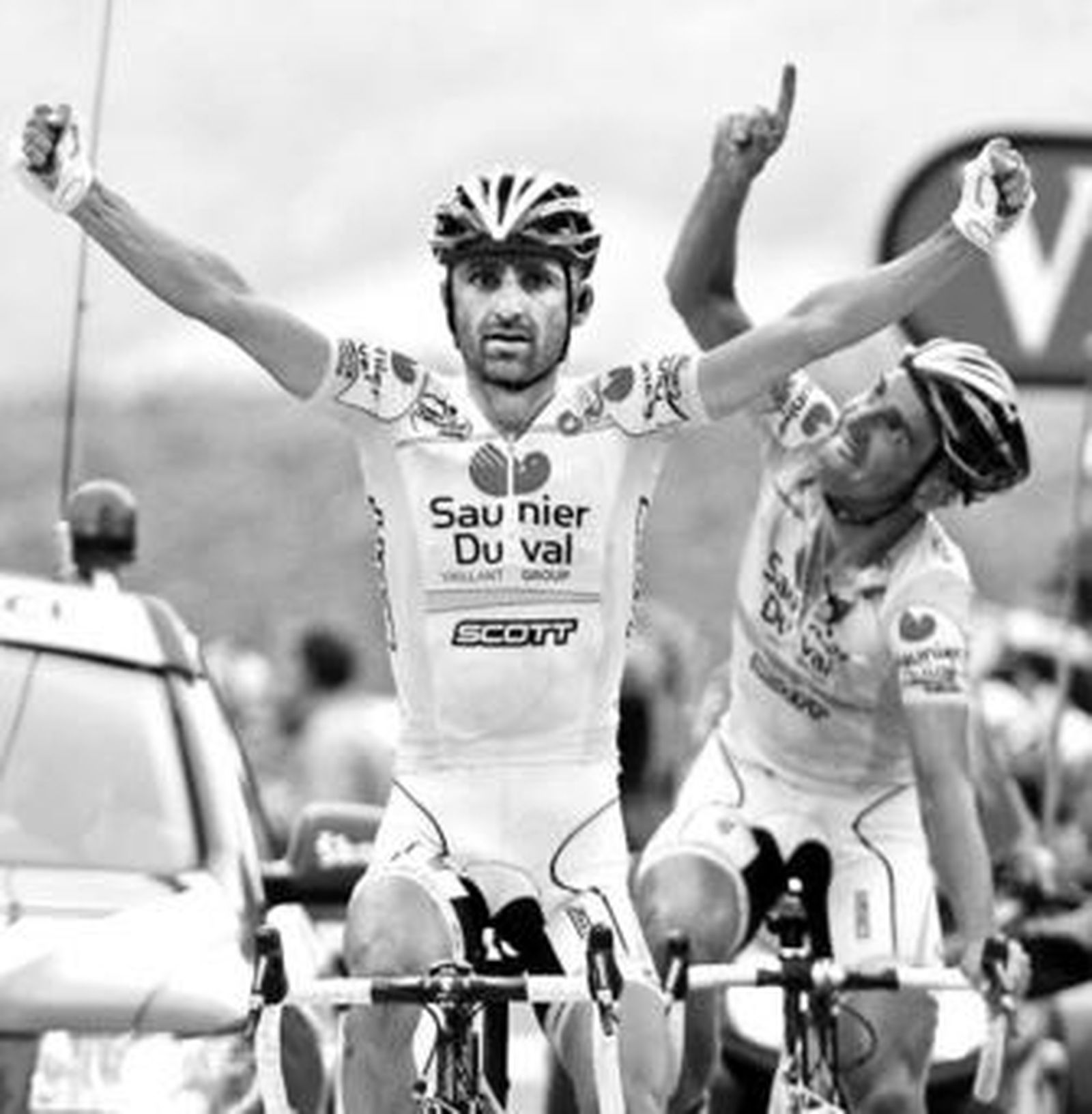 Piepoli alza los brazos en la meta con el español Cobo, segundo.