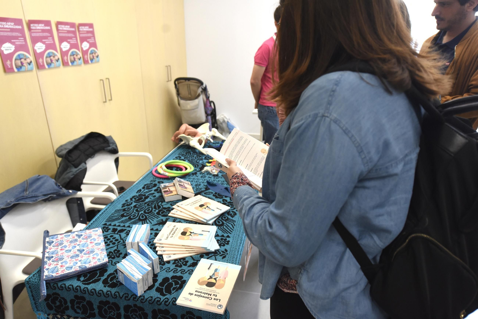 Córdoba celebra el Día de la Matrona con una sesión de 'belly painting'