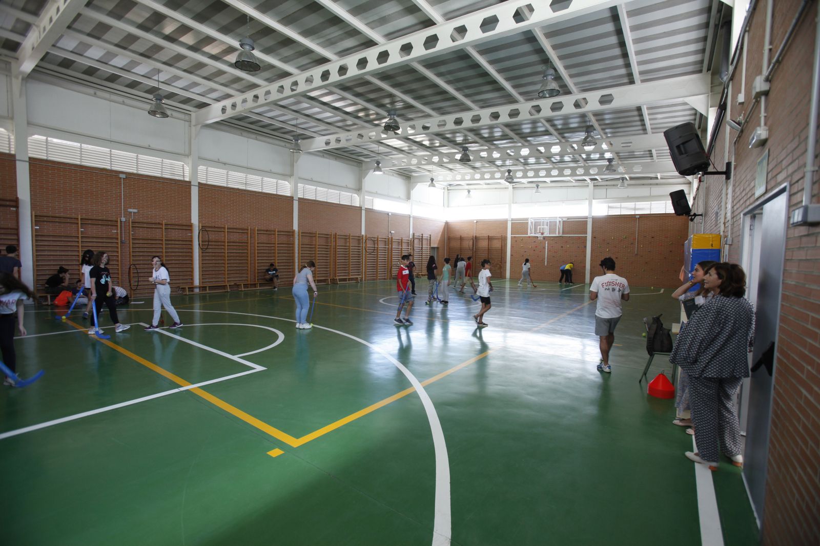Pista deportiva del IES Bécquer, en Sevilla, que cuenta con un Ceeda.