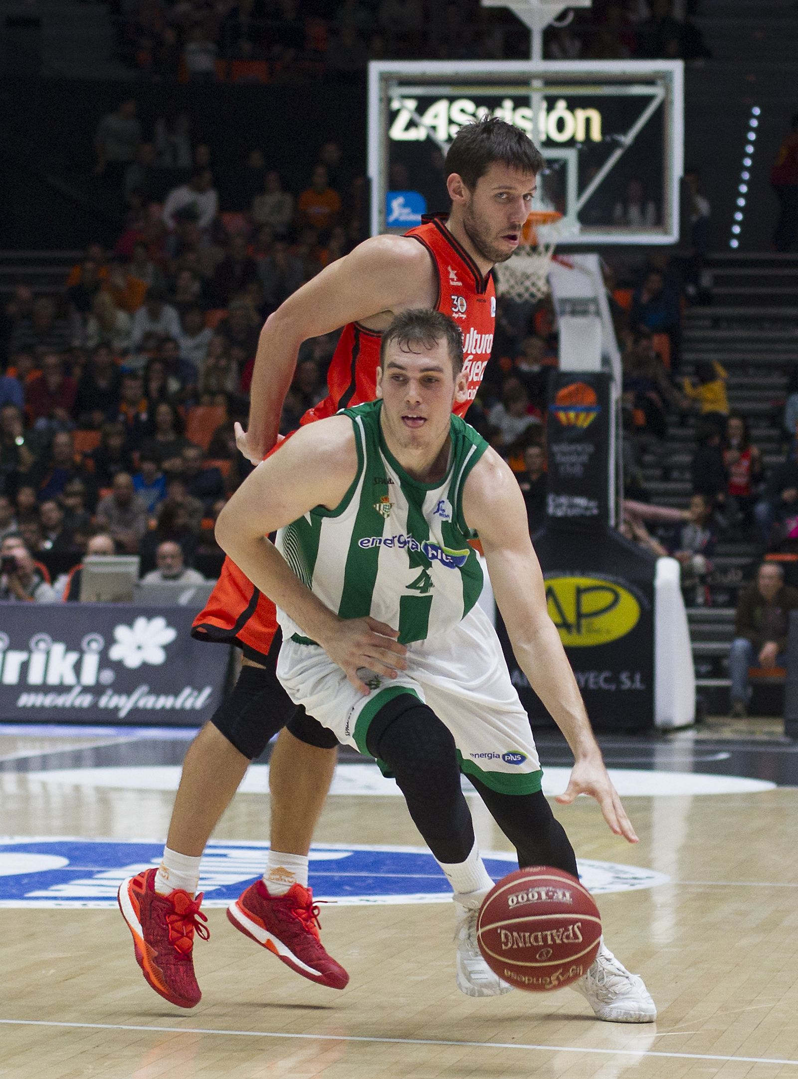 Radicevic encara la canasta tras dejar atrás al belga Van Rossom.