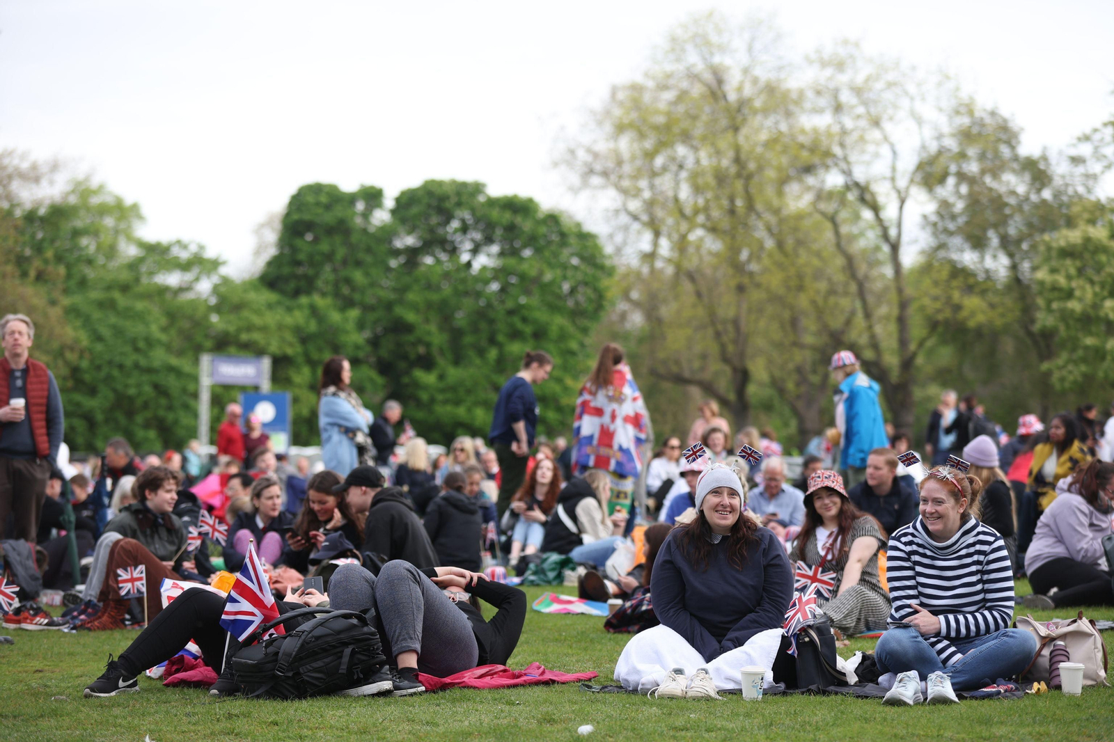 Los ciudadanos apoyan a Carlos III en el día de su coronación