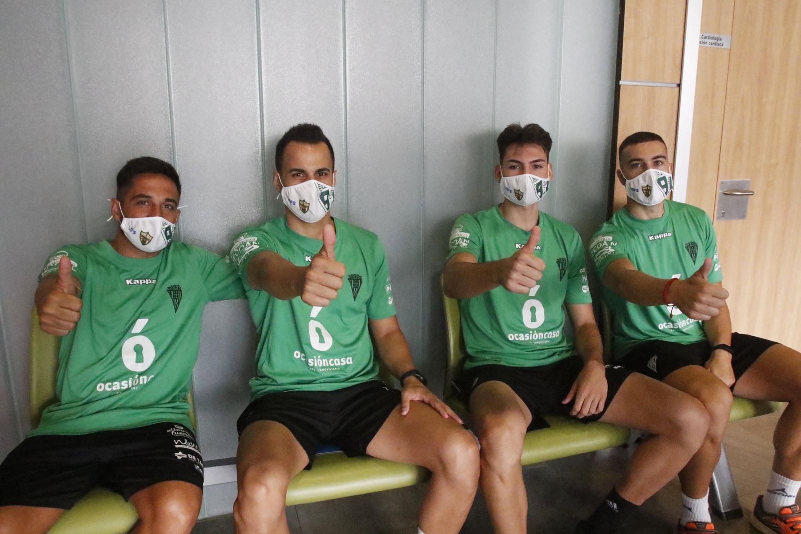 Los jugadores del Córdoba Futsal hacen un signo de aprobación antes de los reconocimientos.