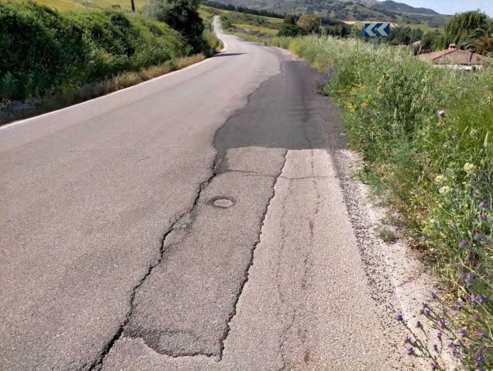 Imagen del firme de la carretera MA-7401, en la que la Diputación de Málaga invertirá 3,17 millones.
