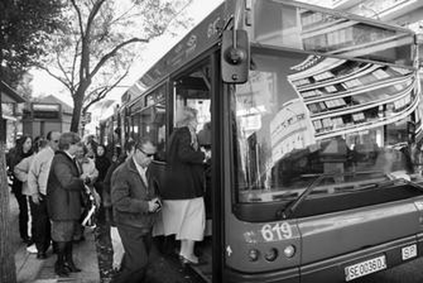 Entrada de viajeros, ayer, a una de las líneas de Tussam con parada en la confluencia de José Laguillo con la ronda histórica.