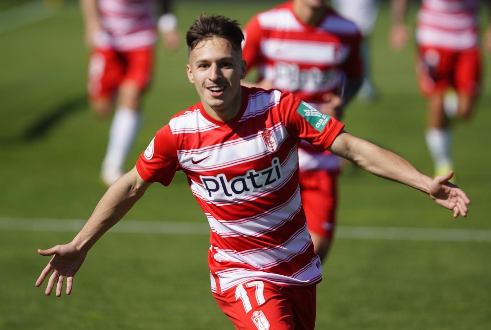 Bryan Zaragoza celebra uno de sus goles.