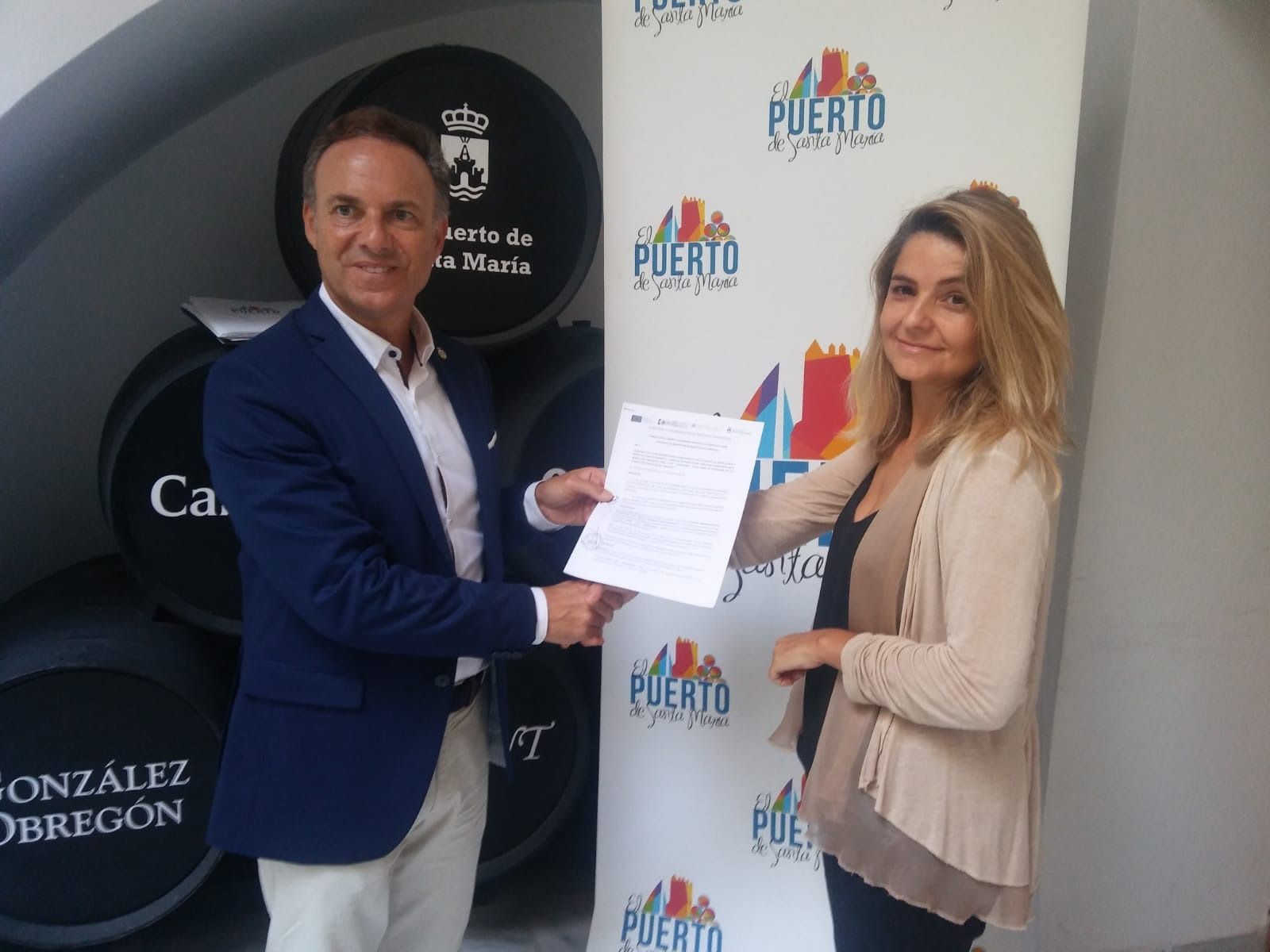 David de la Encina junto a Rosa Cruz, representante de Bahía Incoming, durante la firma del convenio.