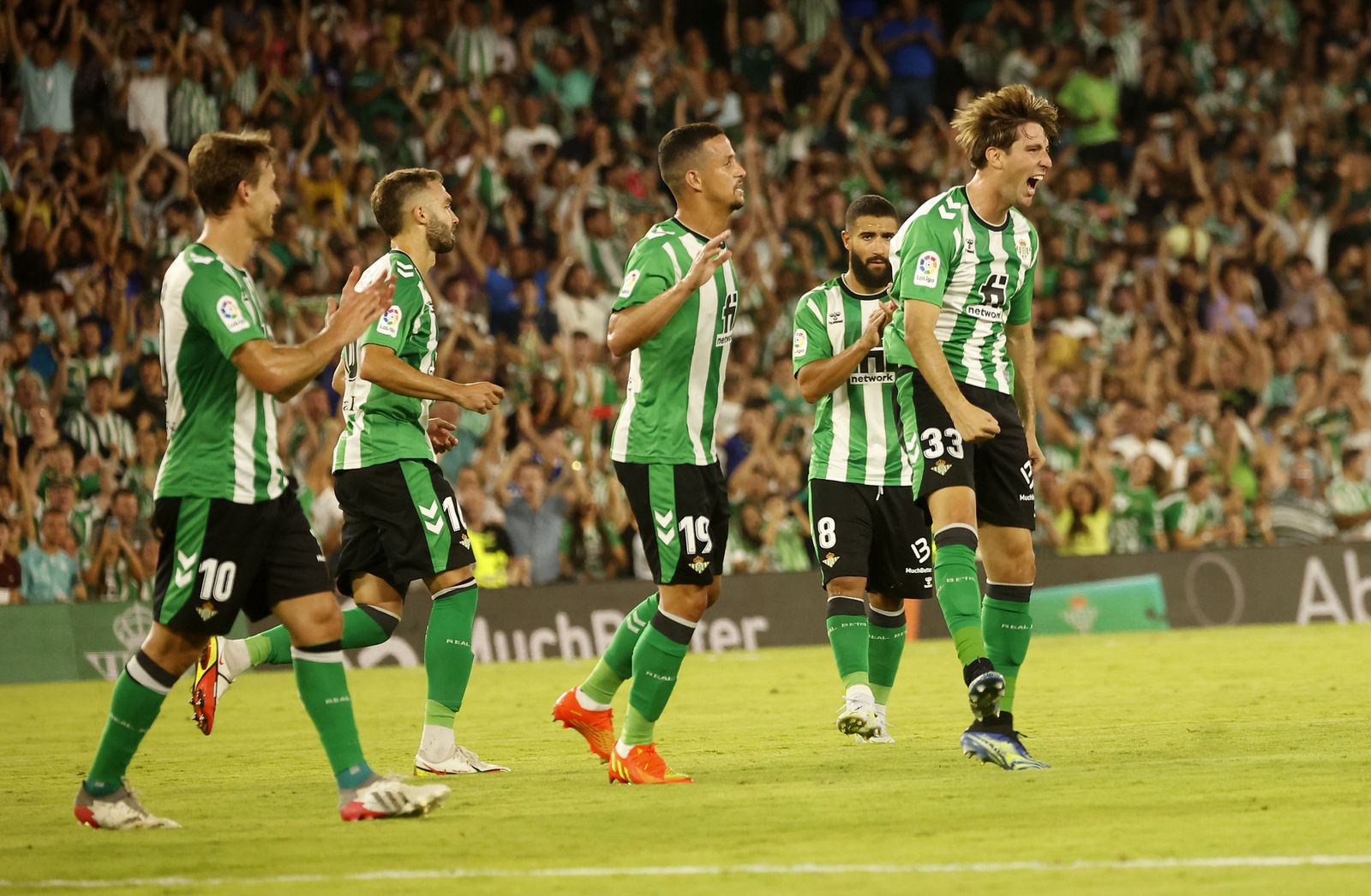 Miranda celebra su gol de falta junto a sus compañeros.