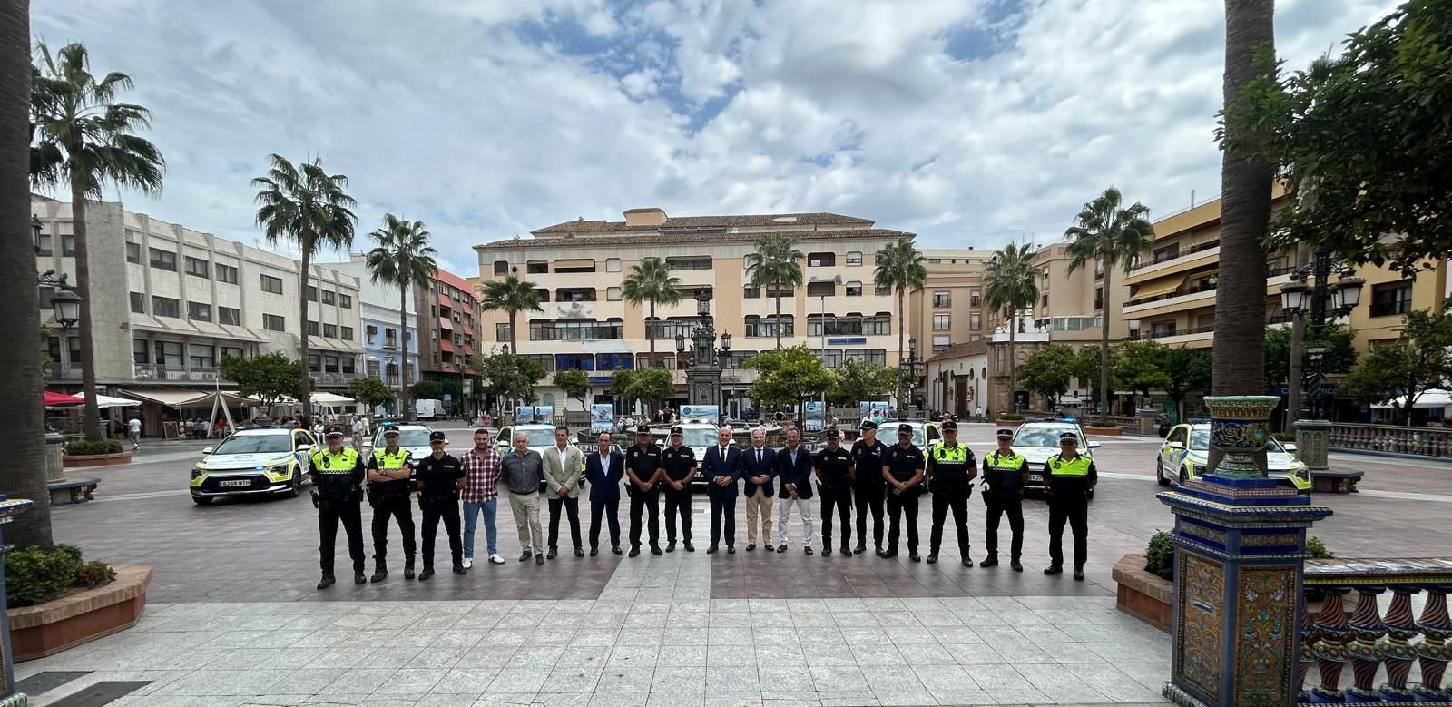 Una amplia representación de políticos, al fondo los coches policía en la Plaza Alta. Una amplia representación de políticos, al fondo los coches policía en la Plaza Alta.