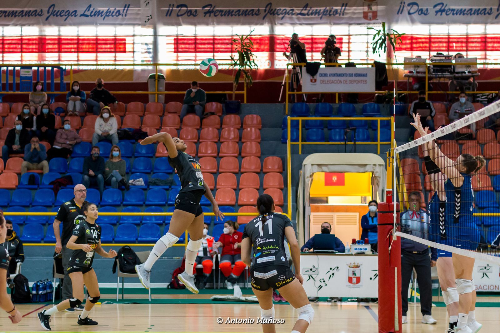 Medina se dispone a rematar ante el doble bloqueo rival.