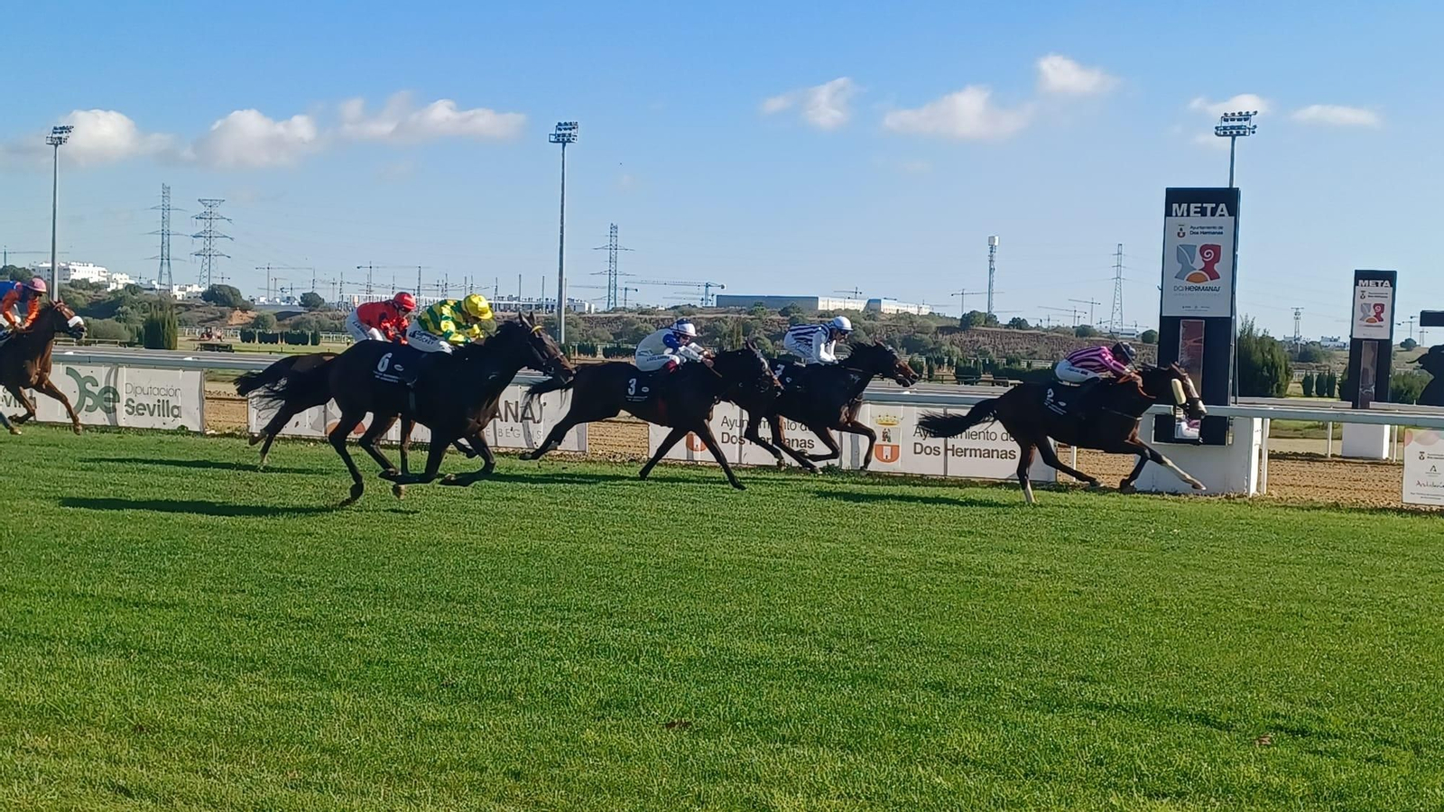 Entrada de la tercera carrera con la victoria de (2) 'Tritón' con la monta de Gabriel Arguinzones.