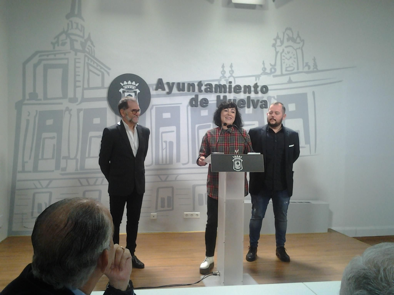 Antonio Hierro, Elena Tobar y Jeromo Segura en el Ayuntamiento de Huelva