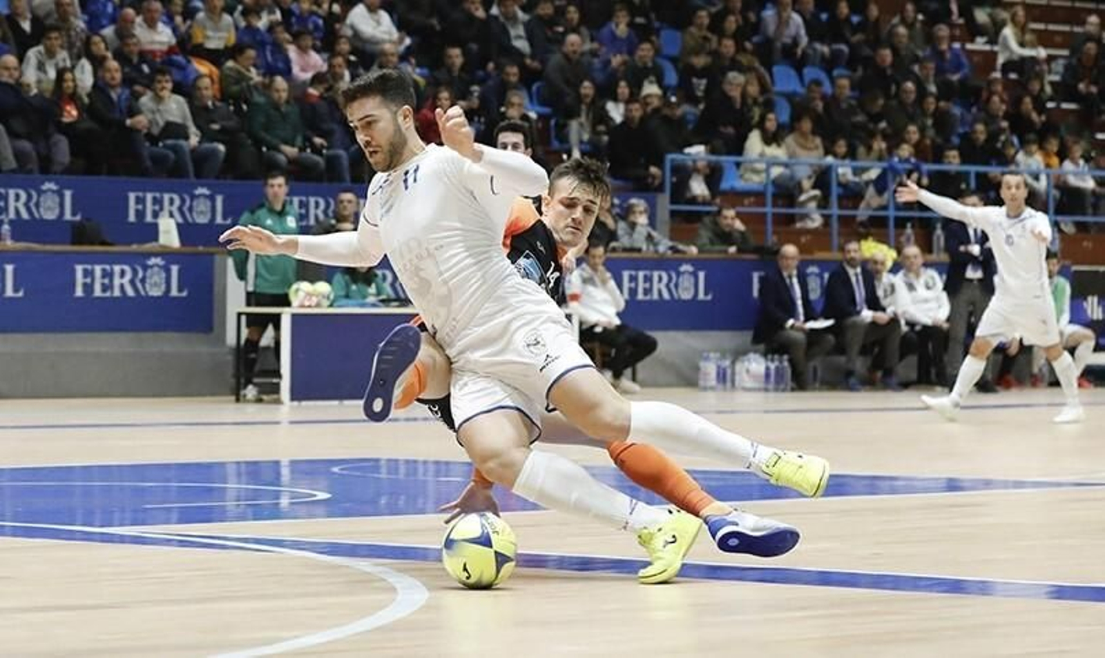 Alberto Saura protege el balón en un partido de este año con O Parrulo.