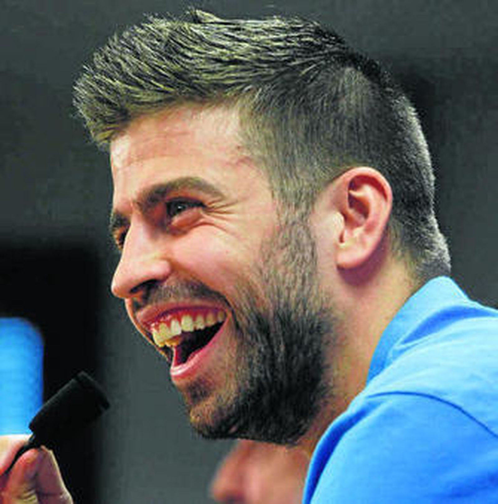 Gerard Piqué ríe abiertamente durante la rueda de prensa.